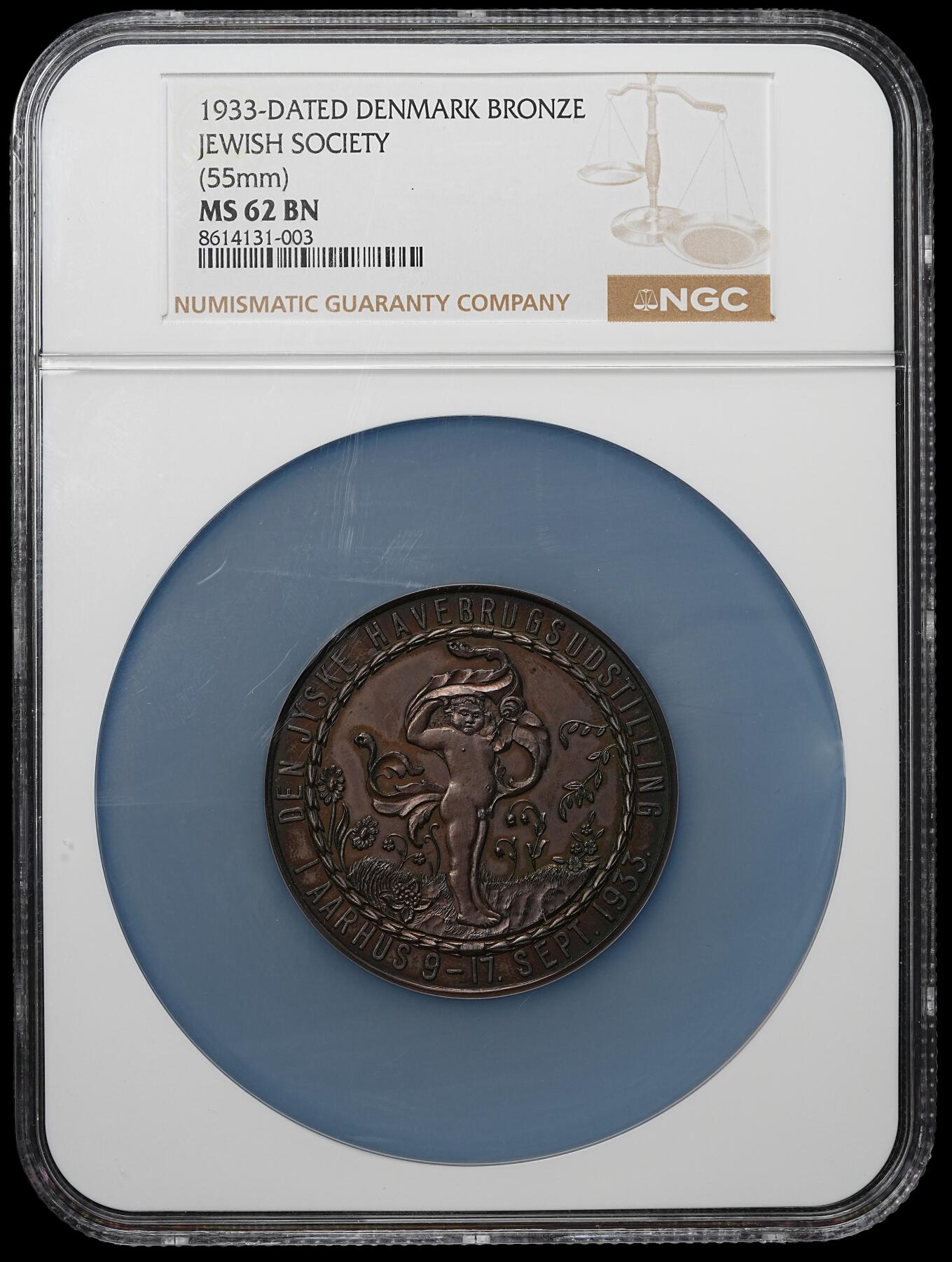 修遠堂世界钱币第104期 NGC MS62BN 1933年丹麦日德兰园艺博览会纪念章，疑为银章，在深色绒布盒子里放久了，包浆太深被NGC定为铜，重60多克