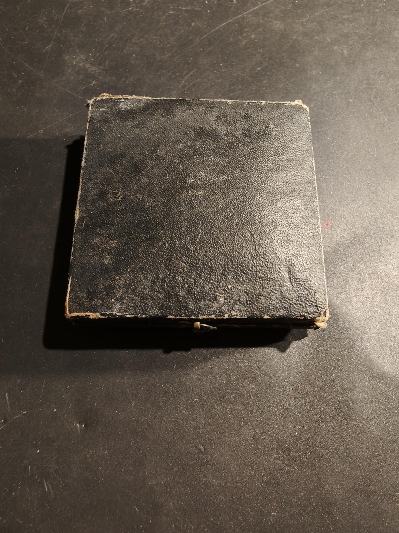 老王徽章第181期 法国1874年巴黎艺术学院镀金大铜章     原盒     蜜蜂cuivre铜标      直径36mm     重量20.4g