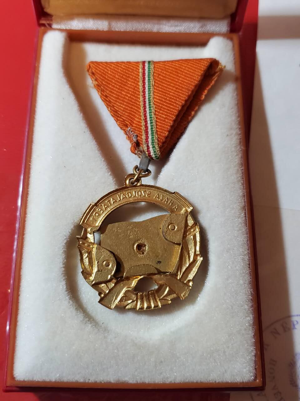 韵星假日军品类拍卖第40期 -- Rimey Holidays Militaria Auction 40 匈牙利人民共和国Pentz Janos金级为祖国服务奖章带大证书带盒一套 镀金和珐琅都完好 盒子未损