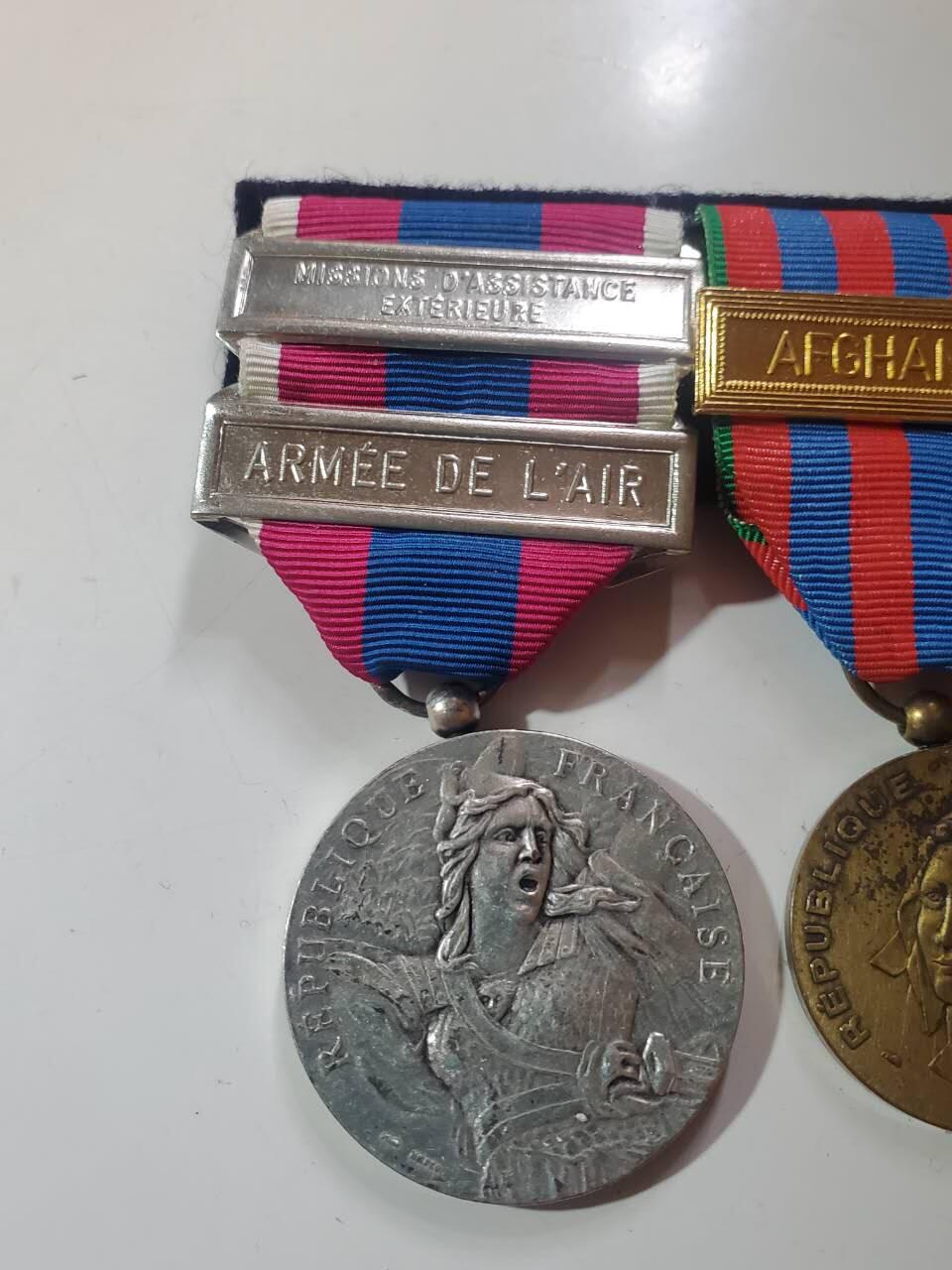 韵星假日军品类拍卖第40期 -- Rimey Holidays Militaria Auction 40 法兰西第五共和国驻外联排 第三枚章为多国联合观察员部队奖章，为监督著名的以色列埃及赎罪日战争停火。后两枚为国家防御奖章带两枚勋条，法国国家纪念奖章（正规奖章，颁发给海外行动人士），带有阿富汗条。  原主先履行国际人物，监督以埃停火，后驻军阿富汗，长期作为在外军队。多国联合部队奖章颁发的时候带有原盒略和mini，被组为联排，但其余保存完好