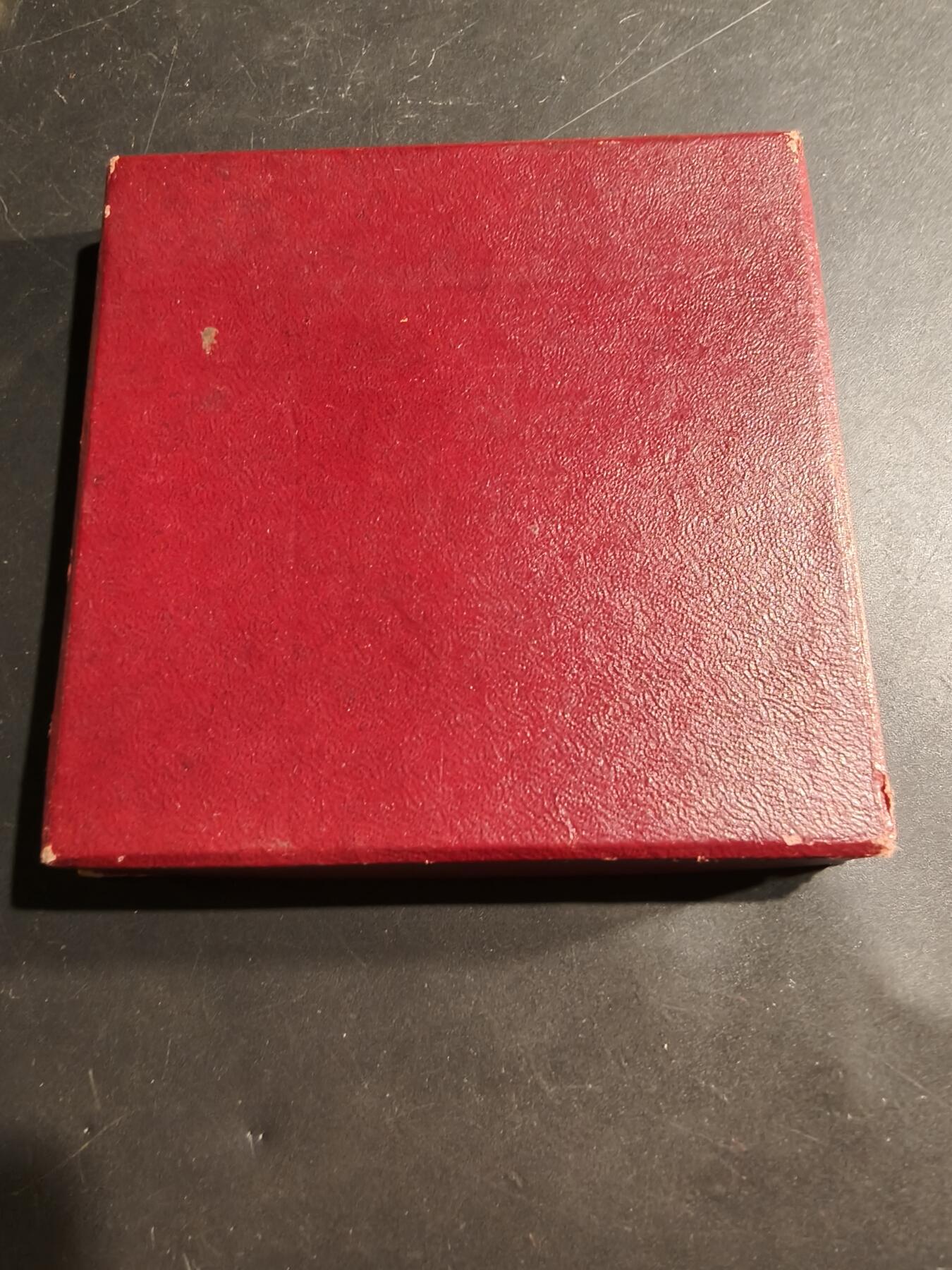 老王徽章第181期 1955年法国通用电气建设联盟大铜章     原盒     直径66mm    重量164.6g