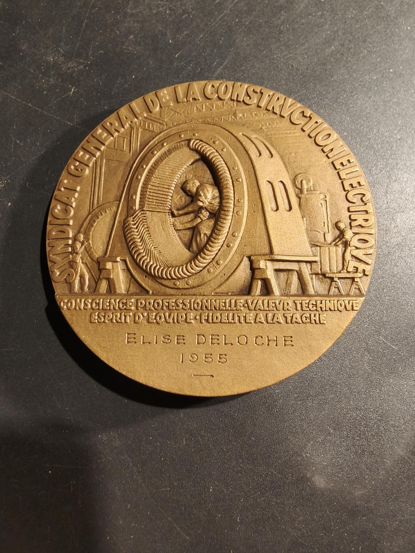 老王徽章第181期 1955年法国通用电气建设联盟大铜章     原盒     直径66mm    重量164.6g