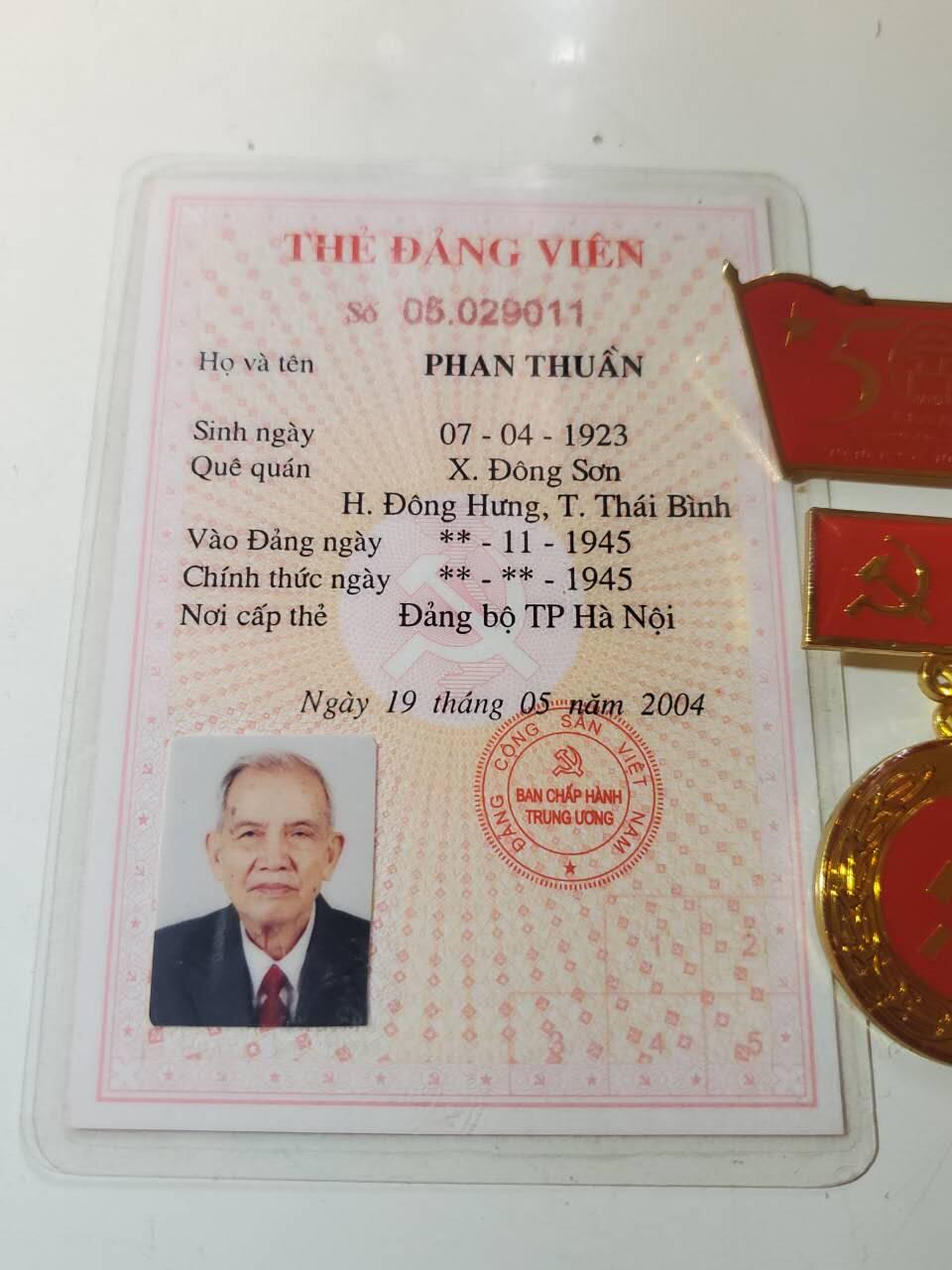 韵星假日军品类拍卖第40期 -- Rimey Holidays Militaria Auction 40 越南社会主义共和国河内首都地区老干部潘顺套章证-- 河内地区共产党代表大会证，河内建城五十年大会出席证章 光荣在党六十年奖章 一套好品