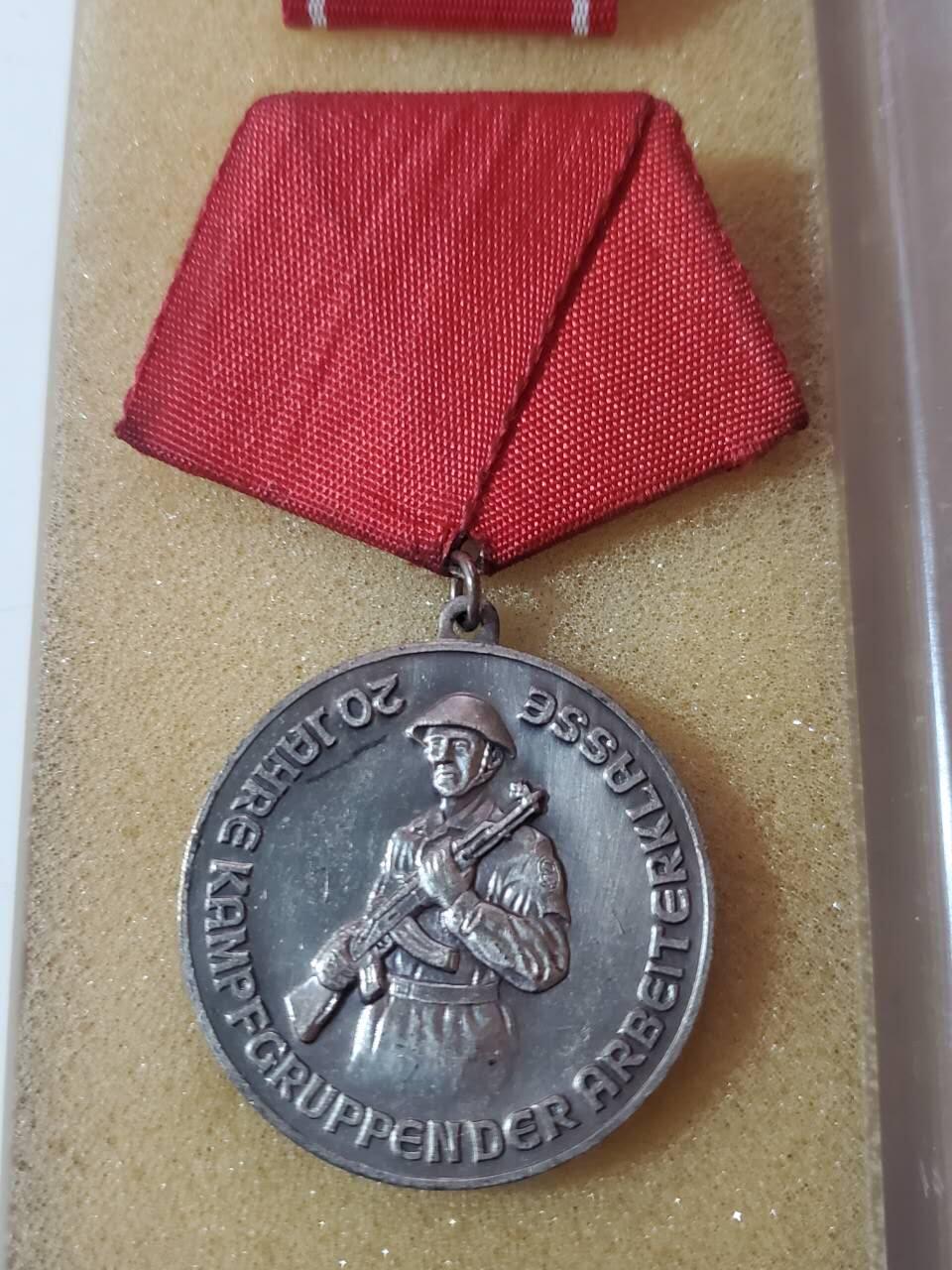 韵星假日军品类拍卖第40期 -- Rimey Holidays Militaria Auction 40 民主德国工人阶级战斗队成立二十周年奖章带工战队略和原盒 好品 铜镀银 非常厚重 颁发给在工战队20年对工战队有突出贡献的人士和资深士兵 少见类 