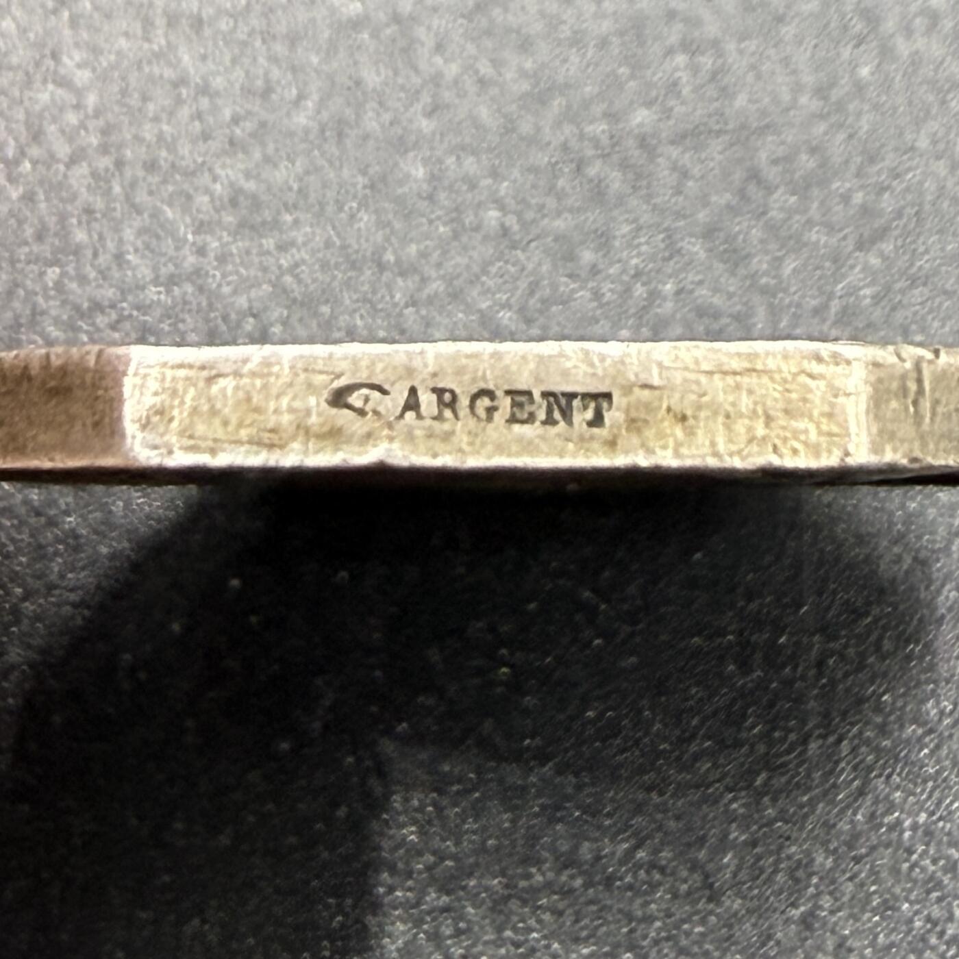 「木头集藏」“ 新岁撷珍”——章牌精品专场！ Barre～法国勒阿弗尔商会八角银章，直径：32 mm，16.1 g， 边铭：手指 ARGENT （1845-1860年），彩色氧化很美！