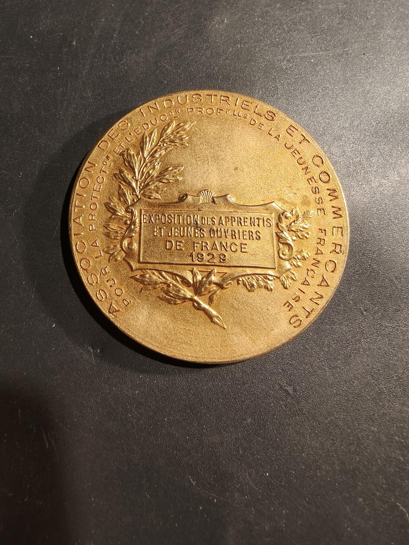 老王徽章第181期 1928年法国学徒和青年工人展览会镀金大铜章     原盒     大师Rasumny作品      直径50mm     重量42.2g