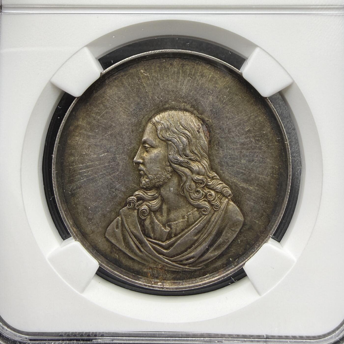 「木头集藏」“ 新岁撷珍”——章牌精品专场！ 德国宗教洗礼银章，MS61，直径：36 mm，比较少见。正面刻画耶稣基督圣像，背面耶稣受洗的场景：施洗约翰为耶稣施洗，上方有两只象征圣灵的白鸽。 边缘铭文为ER WIRD MIT DEM GEISTE TAUFEN，意为“他将以圣灵施洗”，底部铭文为DIE TÄUFE DER REINIGUNG，意为“净化的洗礼”，明确了洗礼的宗教主题。