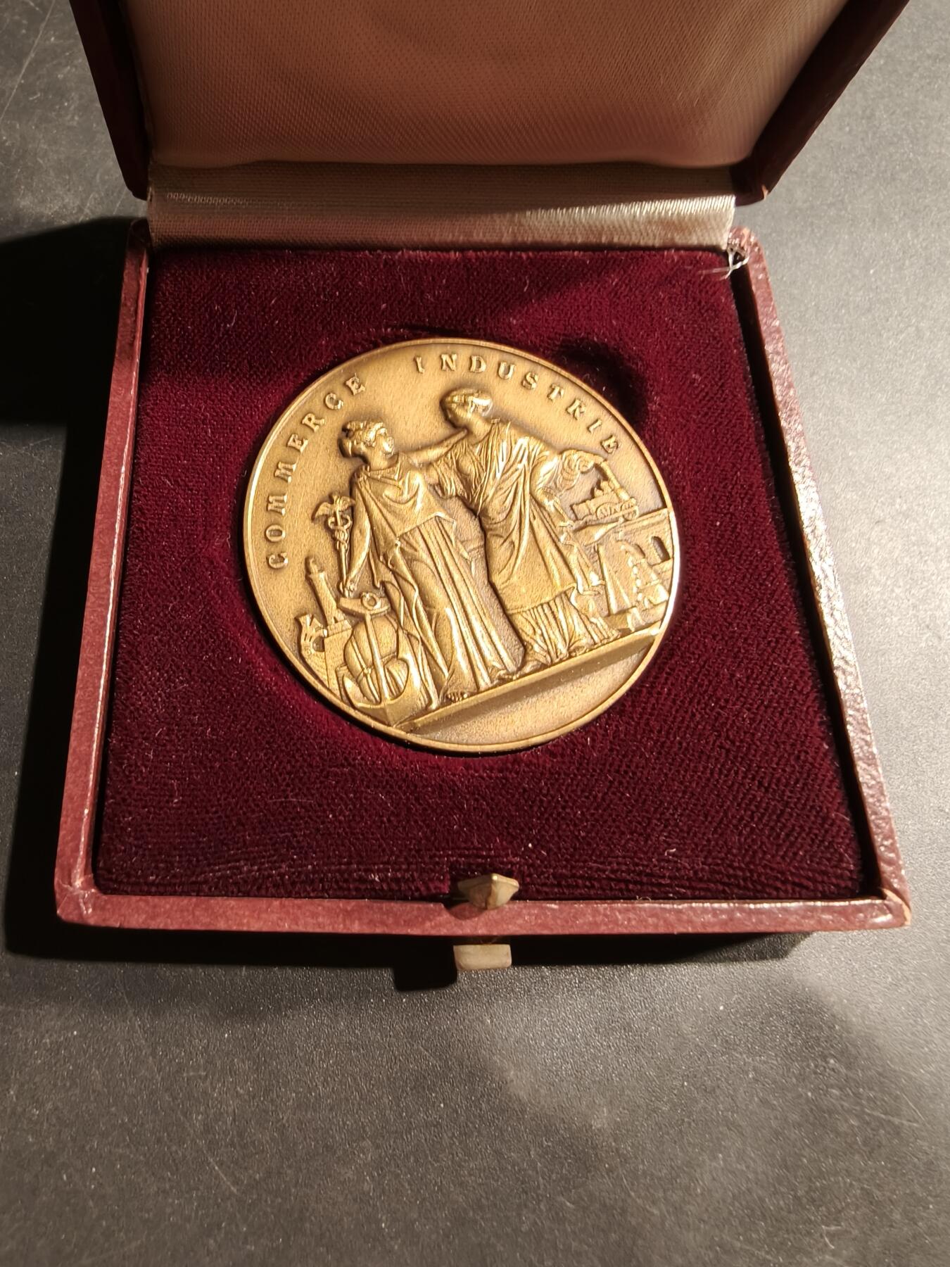 老王徽章第181期 法国阿尔芒蒂耶尔-阿泽布鲁克商会大铜章     原盒      直径45mm     重量37.2g