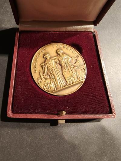 老王徽章第181期 - 法国阿尔芒蒂耶尔-阿泽布鲁克商会大铜章     原盒      直径45mm     重量37.2g