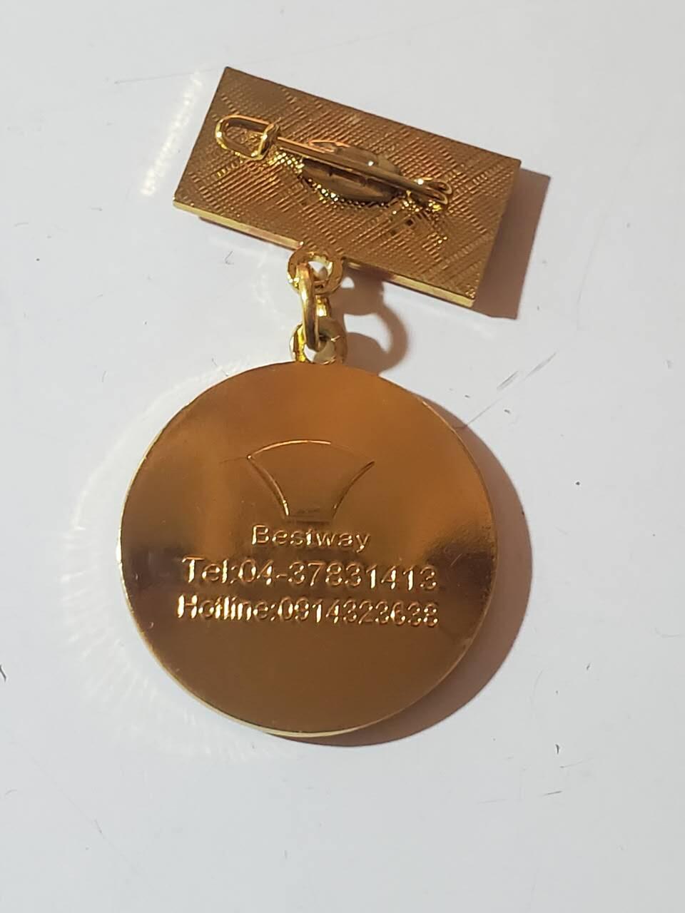 韵星假日军品类拍卖第40期 -- Rimey Holidays Militaria Auction 40    越南社会主义共和国光荣在党60年奖章 镀金完好 背打厂标 bw厂