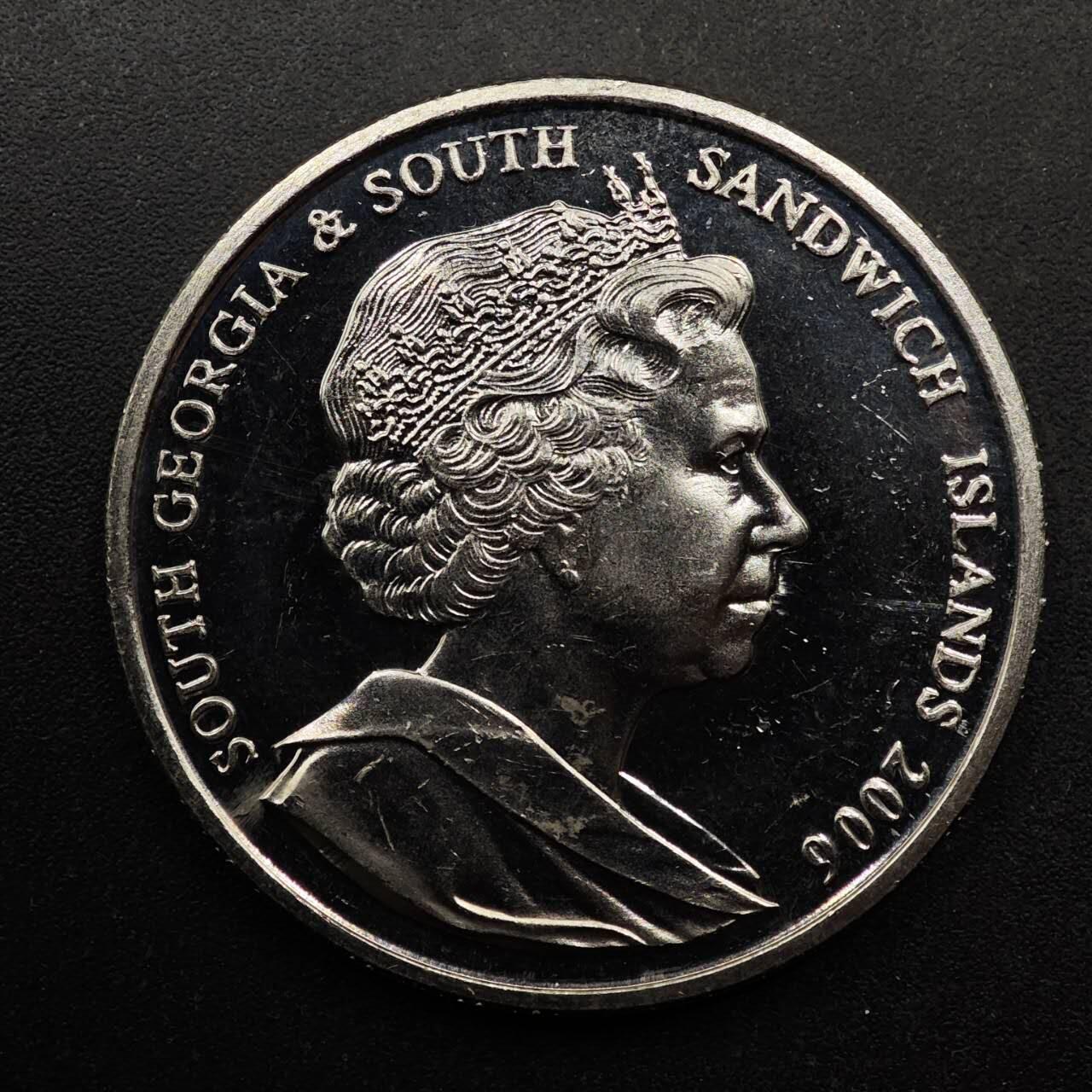  【淘币小摊】限时拍第八百七十拍   克朗币邮币封场    年前最后一场结束全部发出请更换最新收货地址不方便收货的请勿参拍或者顺丰到付 南乔治亚和南桑德威奇2006年2镑黄眉企鹅纪念币