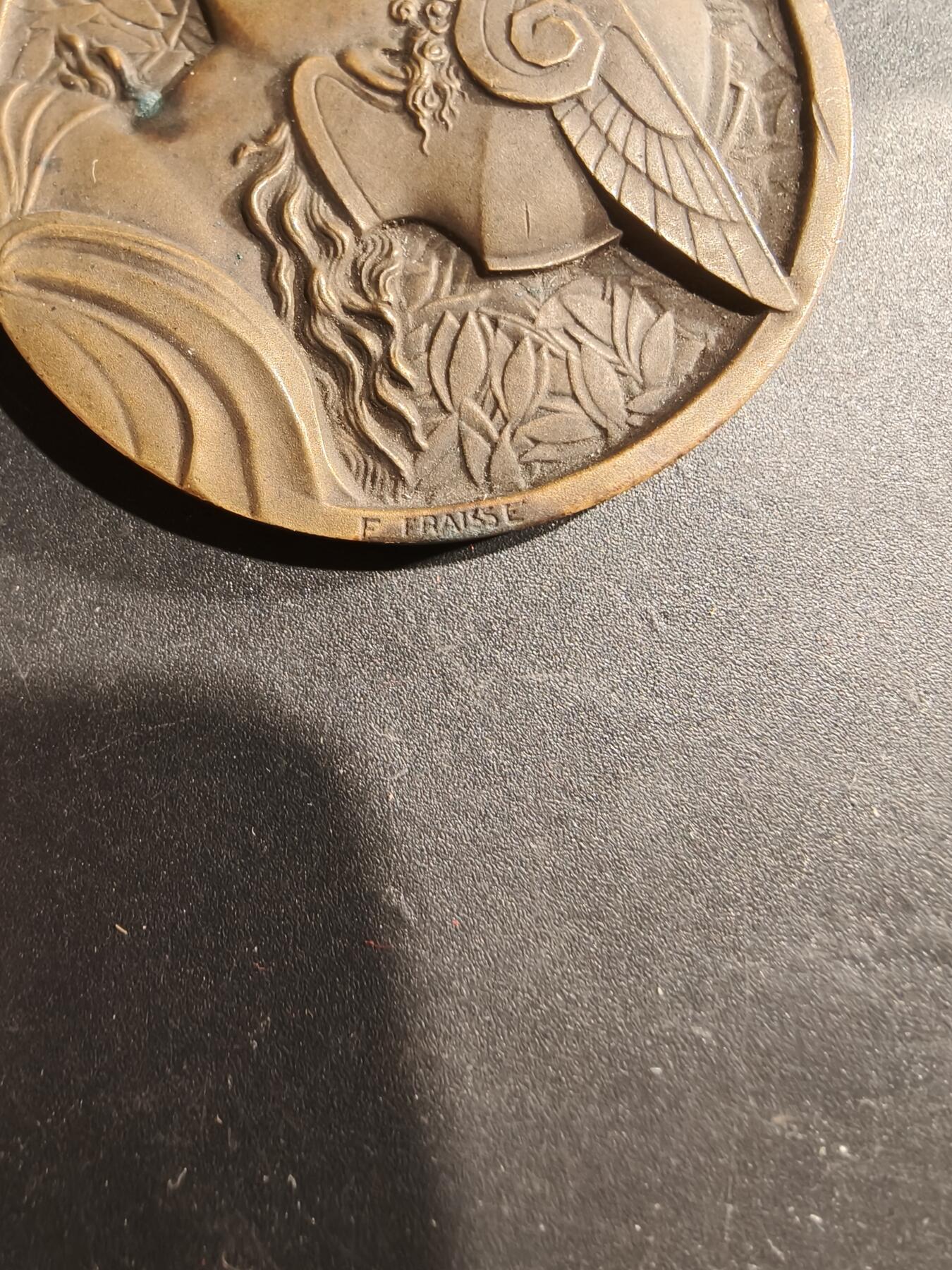 老王徽章第181期 法国《小日报》赠大铜章    大师Fraise作品     原盒，盒子卡扣卡不紧       直径50mm       重量56.5g