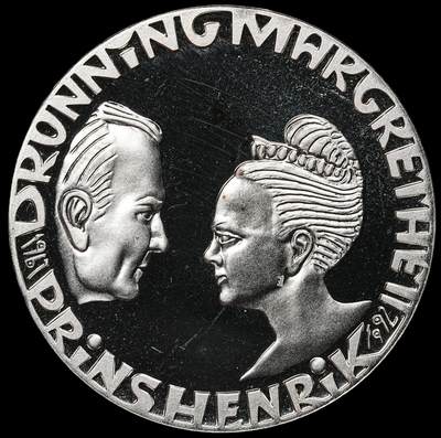 修遠堂世界钱币第104期 - 1997年丹麦格丽特二世女王与亨里克亲王结婚 25 周年（银婚）200 克朗精制纪念银币，31.10g，999银