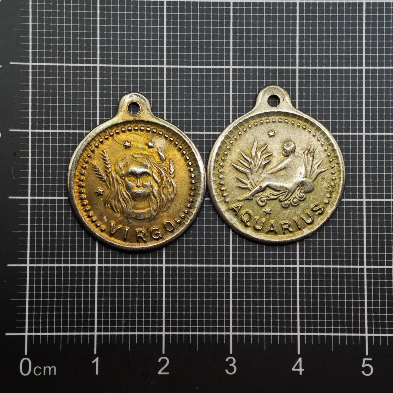  【淘币小摊】限时拍第八百六十八拍   章牌场   年前最后一周之前预留8号9号全部发出请更换最新收货地址不方便收货的请勿参拍或者顺丰到付  星座纪念章2枚