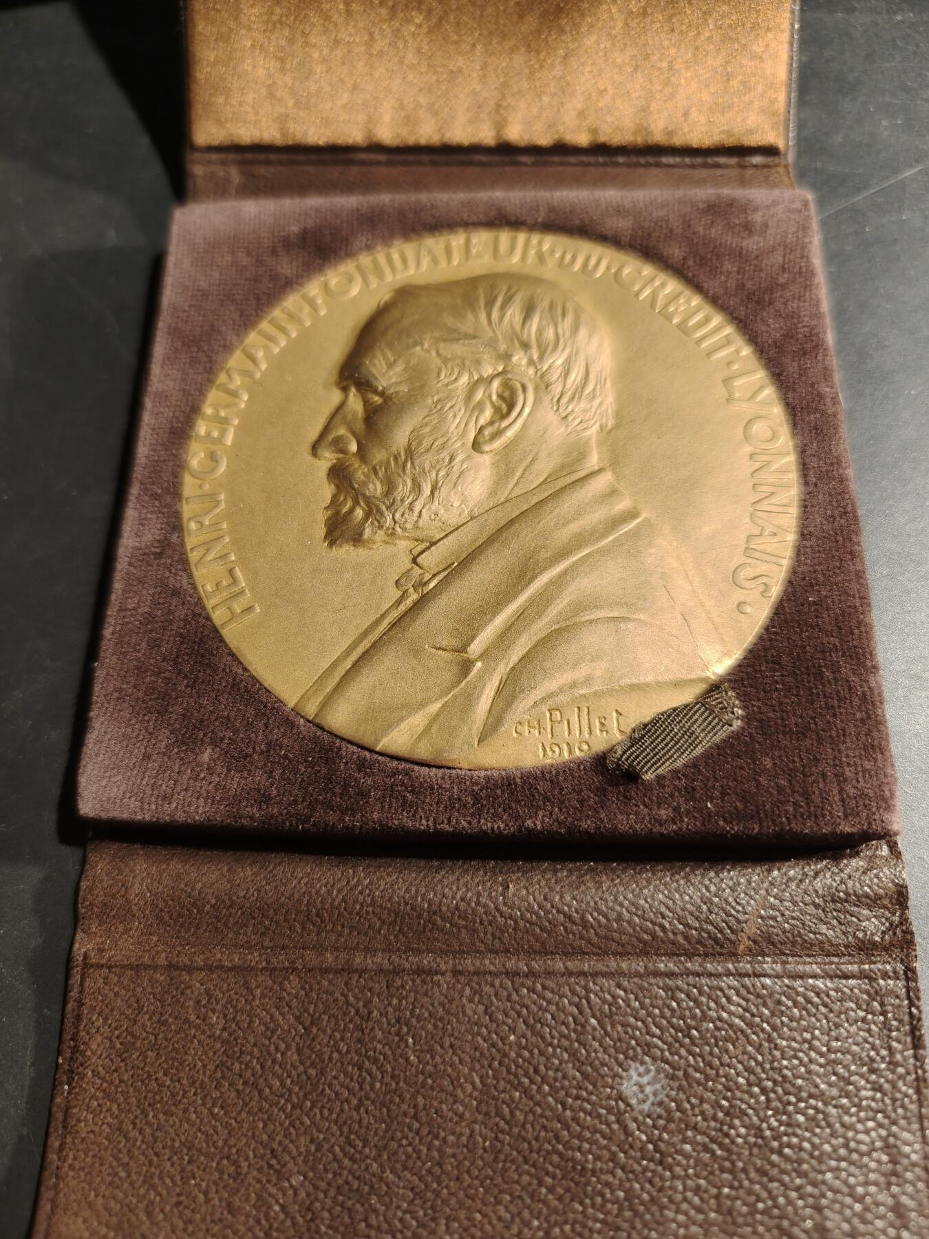 老王徽章第181期 法国里昂信贷银行镀金大铜章      原盒    大师皮列作品     直径80mm     重量245g