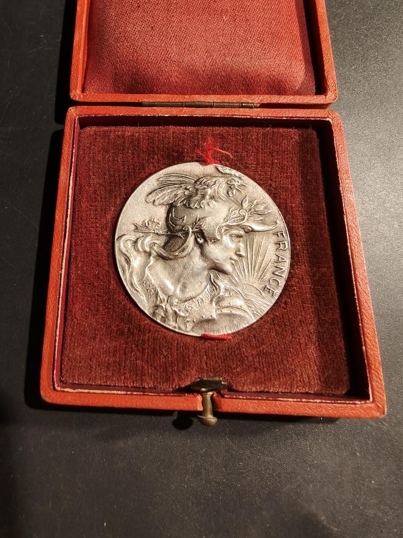 老王徽章第181期 法国忠诚工作镀银大铜章     公鸡头玛丽安娜      原盒     直径41mm    重量29.6g