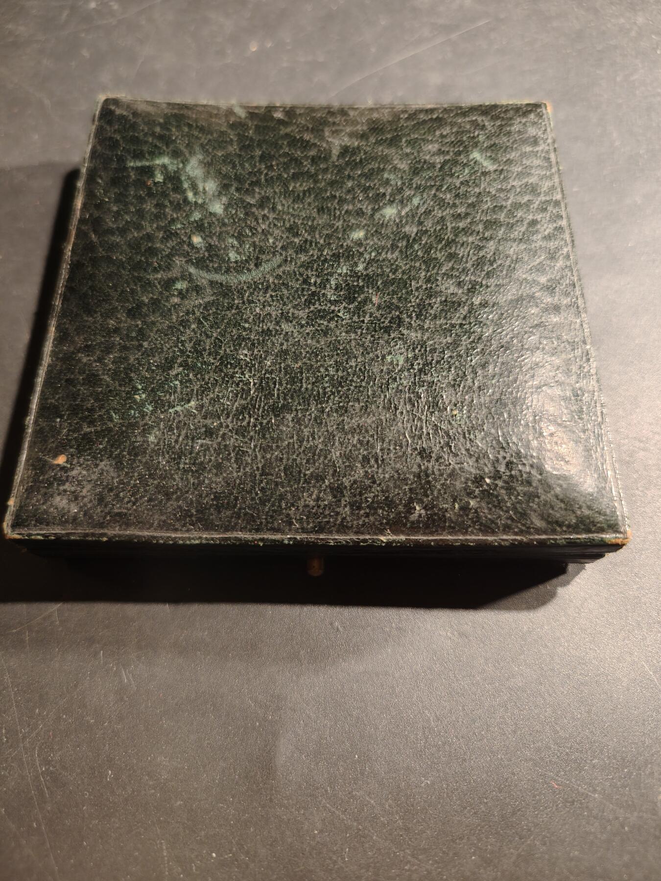 老王徽章第181期 1928年法国学徒和青年工人展览会镀金大铜章     原盒     大师Rasumny作品      直径50mm     重量42.2g