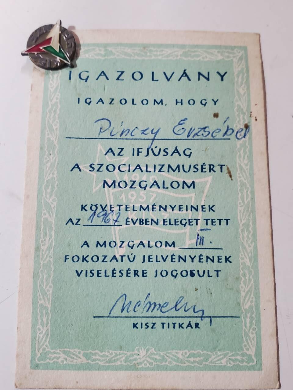 韵星假日军品类拍卖第40期 -- Rimey Holidays Militaria Auction 40 匈牙利人民共和国Pinczy Erzsebet社会主义工人党青年团青年运动优秀成员证章带证书一套 该版本章证都少见 好品 铜珐琅