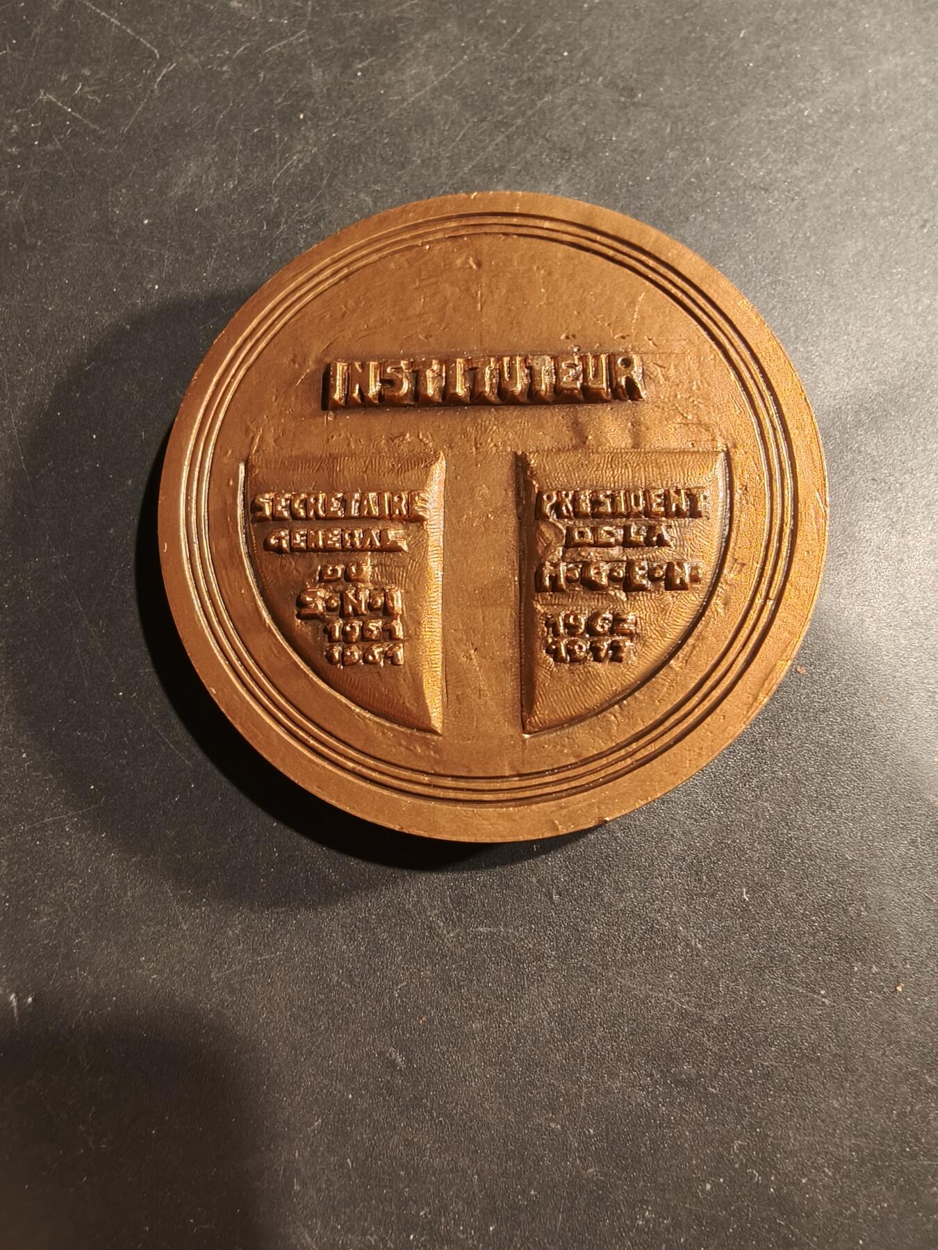 老王徽章第181期 法国教师协会秘书长大铜章    原盒    高浮雕     直径59mm    重量151.9g