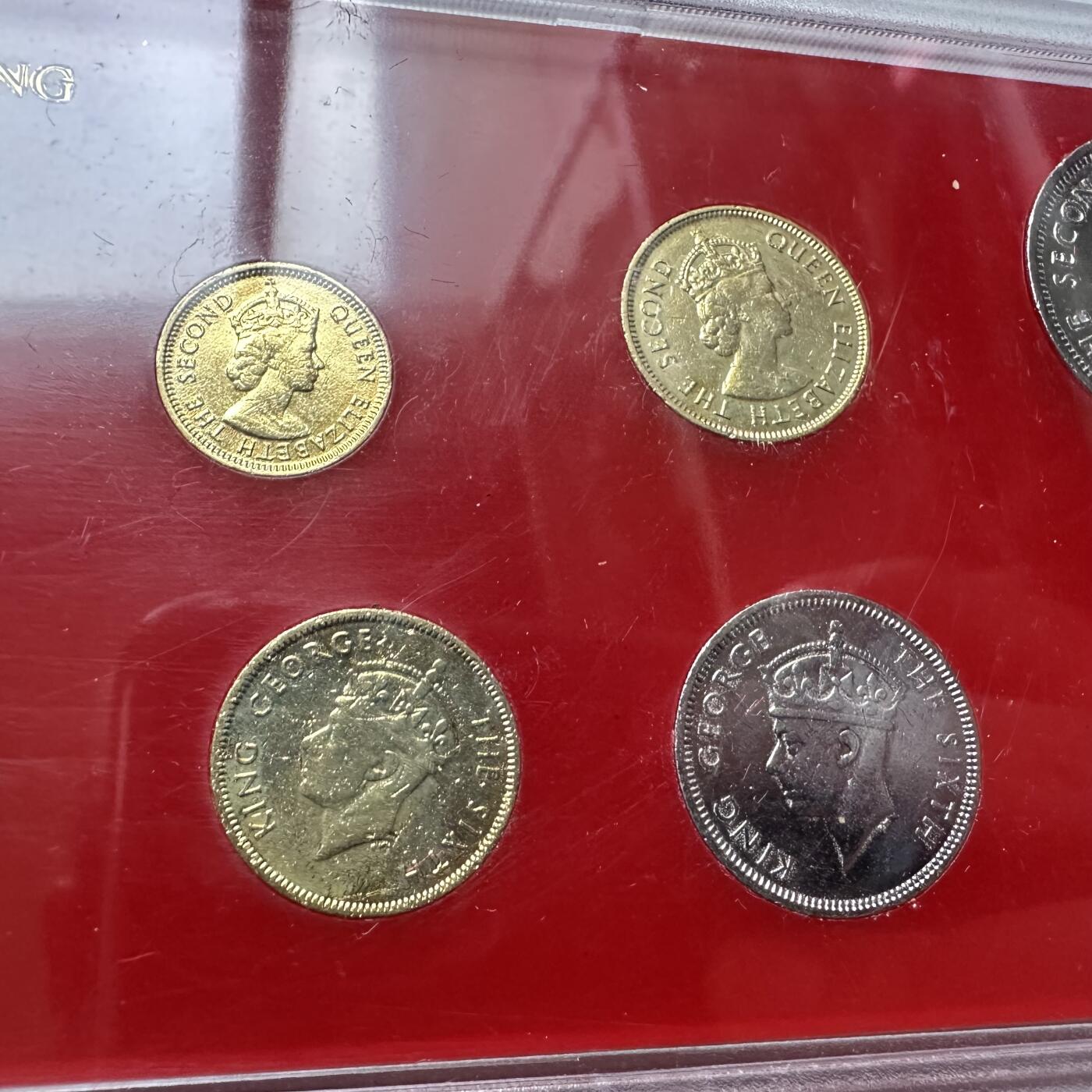 🌹外币初藏🌹🐯2026年第18场 快递将在12号停运 年前需发货的抓紧 ，年后正月十五恢复发货 香港老版套币收藏礼盒 盒子铰链坏了