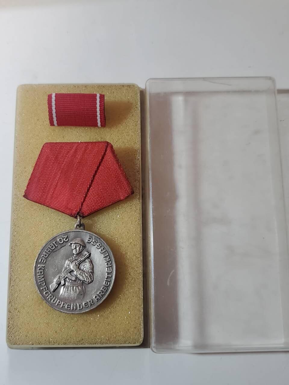 韵星假日军品类拍卖第40期 -- Rimey Holidays Militaria Auction 40 民主德国工人阶级战斗队成立二十周年奖章带工战队略和原盒 好品 铜镀银 非常厚重 颁发给在工战队20年对工战队有突出贡献的人士和资深士兵 少见类 