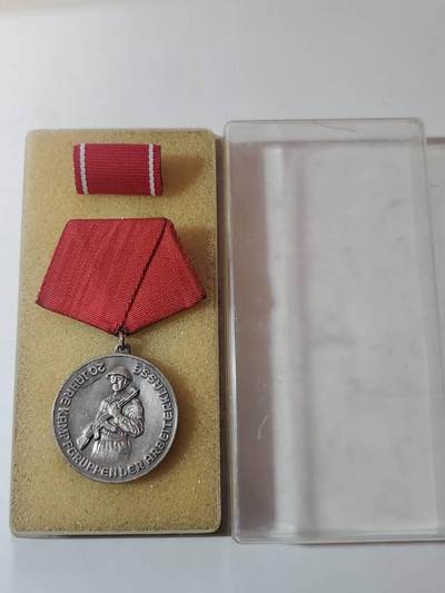 韵星假日军品类拍卖第40期 -- Rimey Holidays Militaria Auction 40 - 民主德国工人阶级战斗队成立二十周年奖章带工战队略和原盒 好品 铜镀银 非常厚重 颁发给在工战队20年对工战队有突出贡献的人士和资深士兵 少见类 