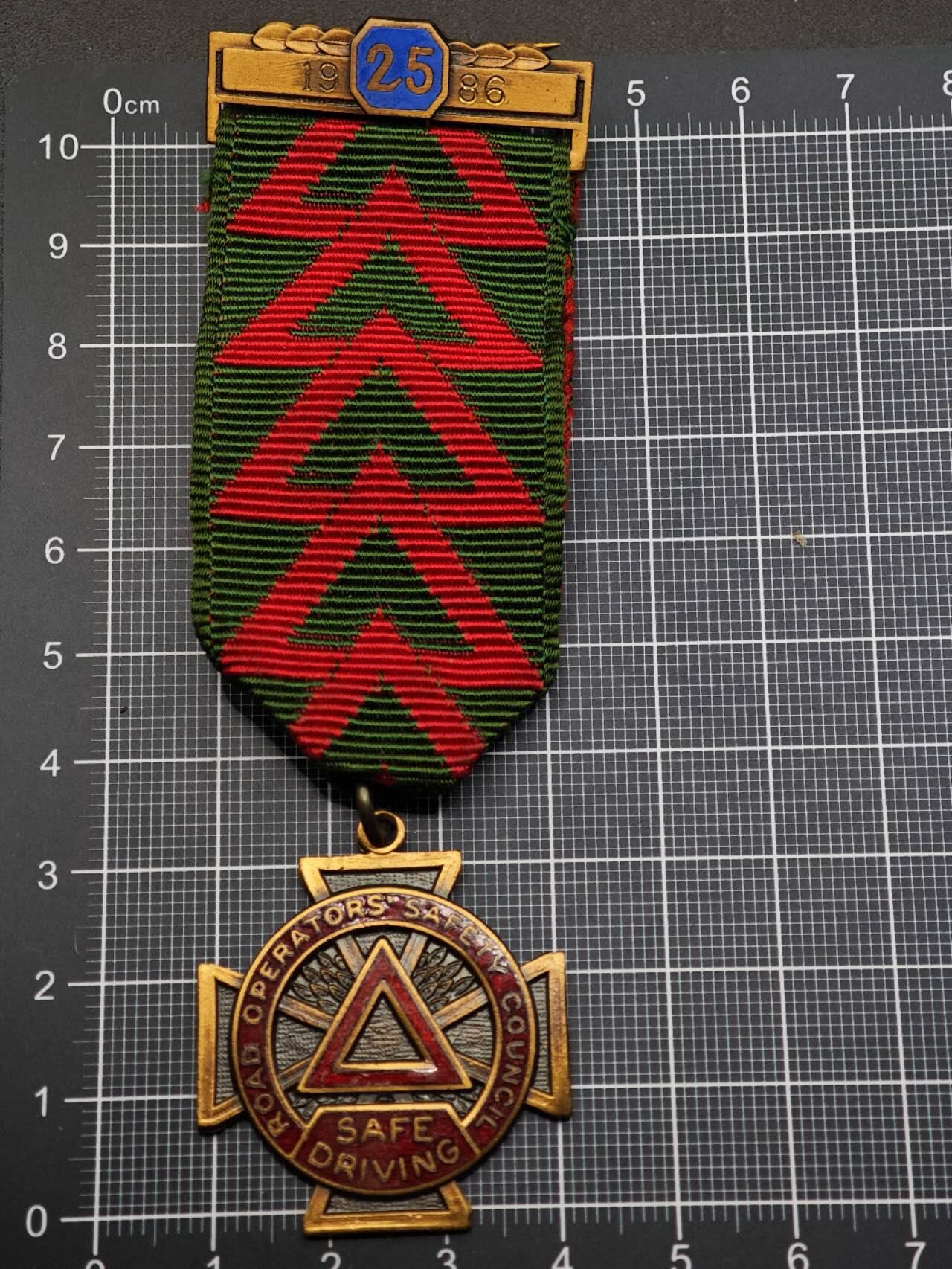  【淘币小摊】限时拍第八百六十八拍   章牌场   年前最后一周之前预留8号9号全部发出请更换最新收货地址不方便收货的请勿参拍或者顺丰到付  英国安全驾驶奖章