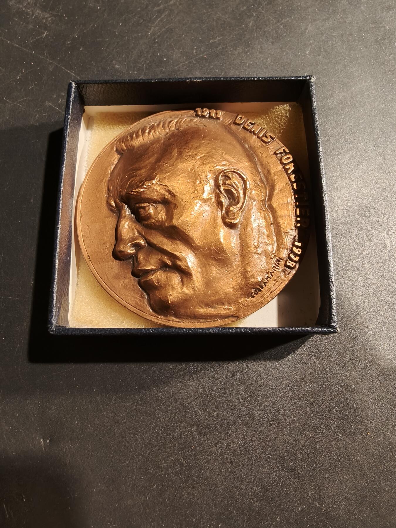 老王徽章第181期 法国教师协会秘书长大铜章    原盒    高浮雕     直径59mm    重量151.9g