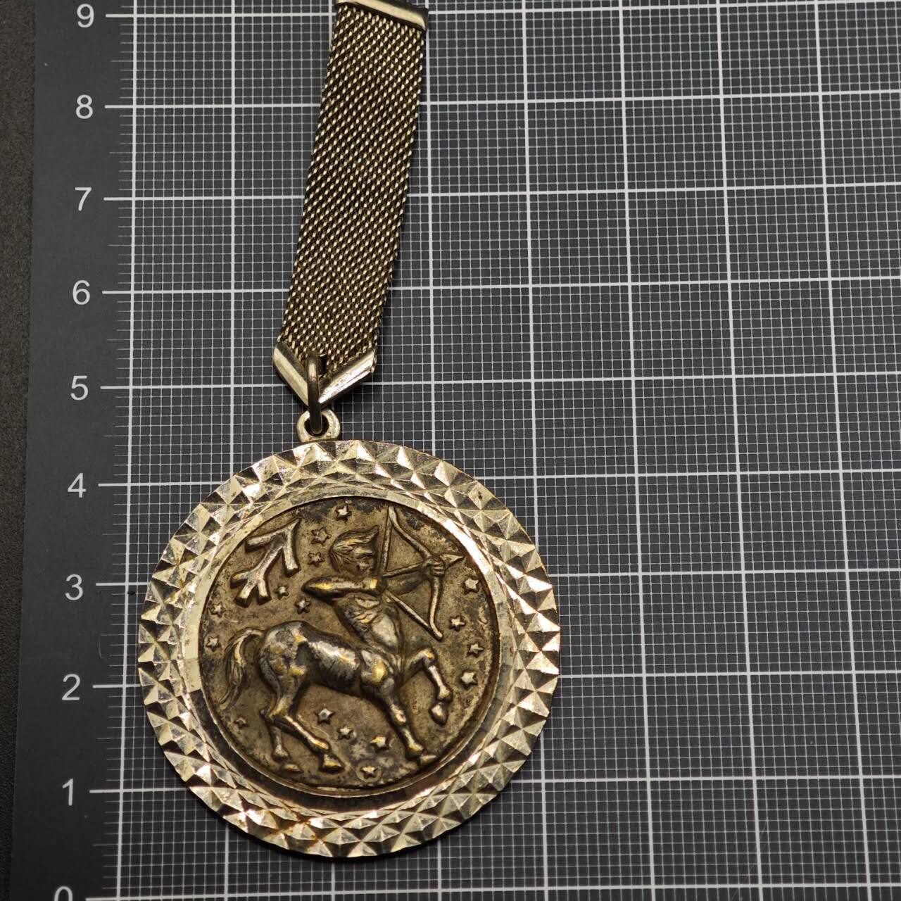  【淘币小摊】限时拍第八百六十八拍   章牌场   年前最后一周之前预留8号9号全部发出请更换最新收货地址不方便收货的请勿参拍或者顺丰到付  人马座纪念章