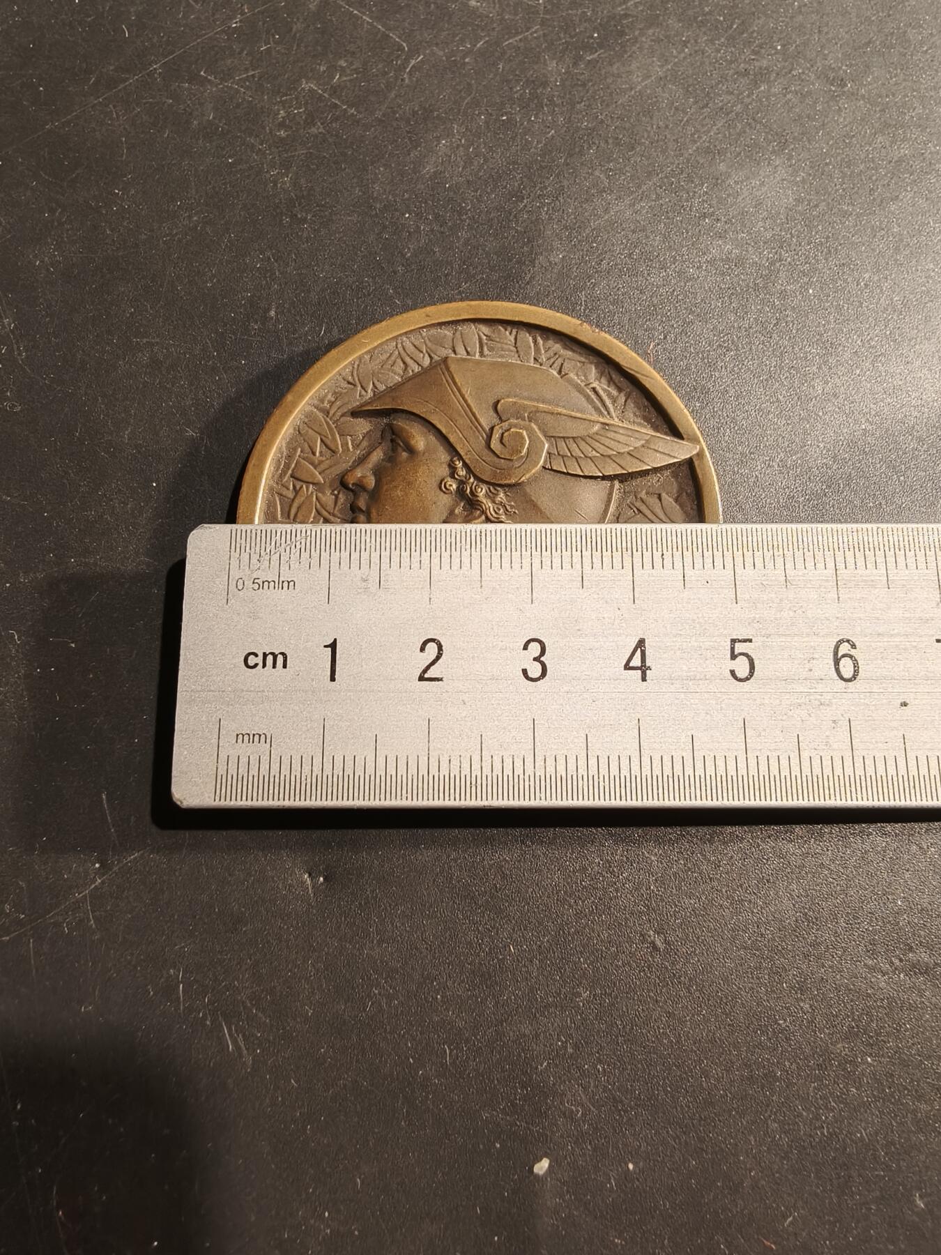 老王徽章第181期 法国《小日报》赠大铜章    大师Fraise作品     原盒，盒子卡扣卡不紧       直径50mm       重量56.5g