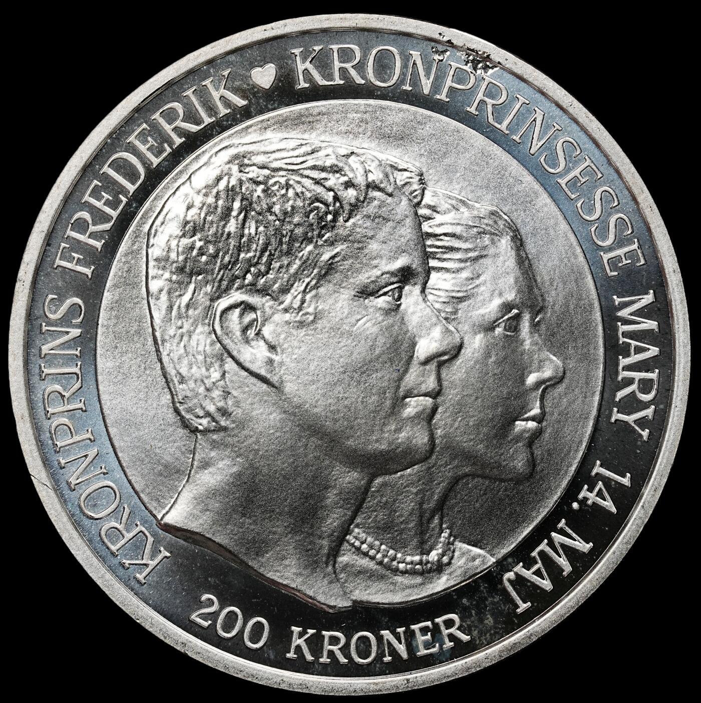 修遠堂世界钱币第104期 2004年丹麦王储弗雷德里克与玛丽・唐纳森的婚礼200克朗精制纪念银币，31.10g，999银