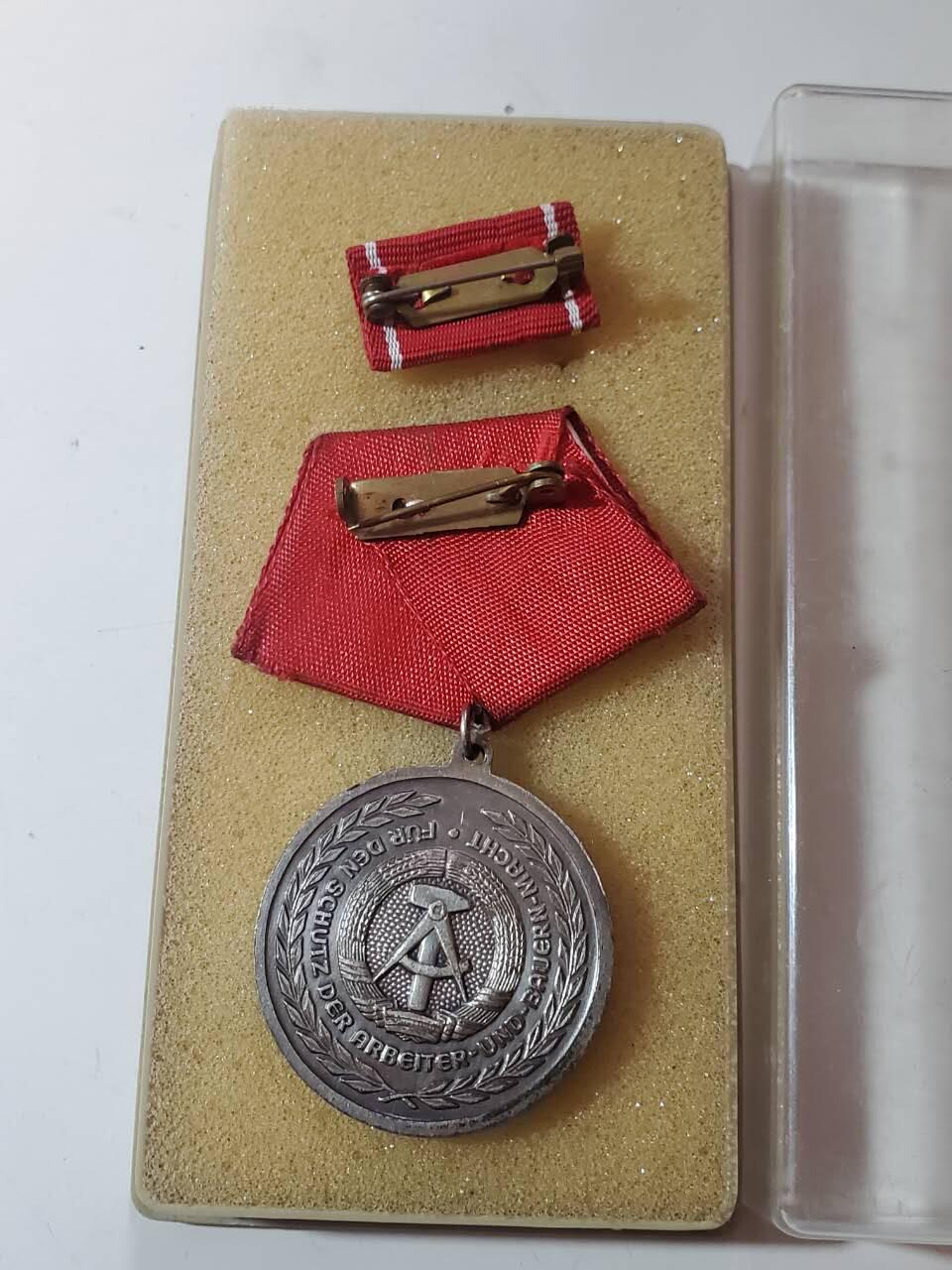 韵星假日军品类拍卖第40期 -- Rimey Holidays Militaria Auction 40 民主德国工人阶级战斗队成立二十周年奖章带工战队略和原盒 好品 铜镀银 非常厚重 颁发给在工战队20年对工战队有突出贡献的人士和资深士兵 少见类 