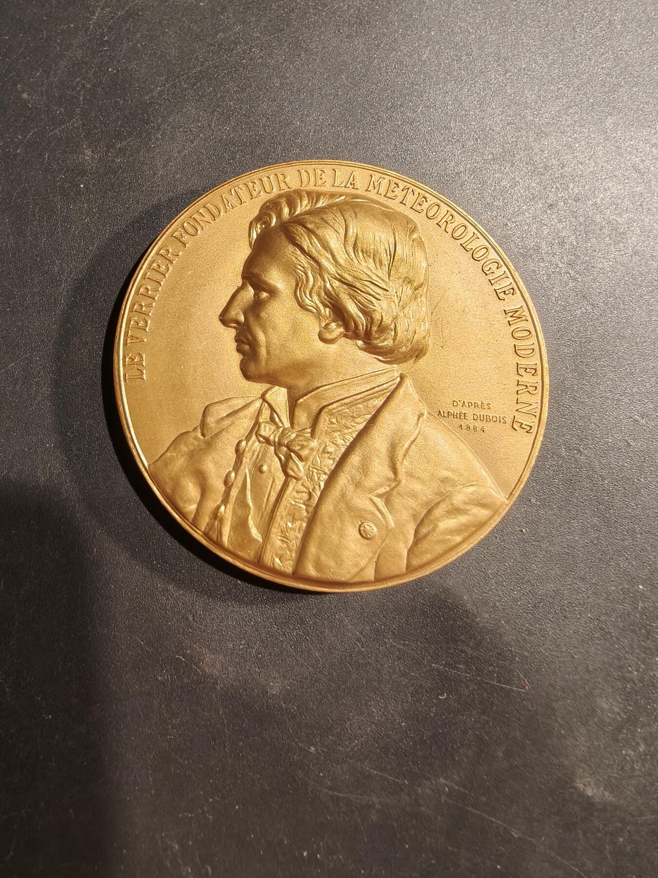 老王徽章第181期 法国现代气象学创始人勒维耶镀金大铜章     原盒     直径54mm     重量75.1g