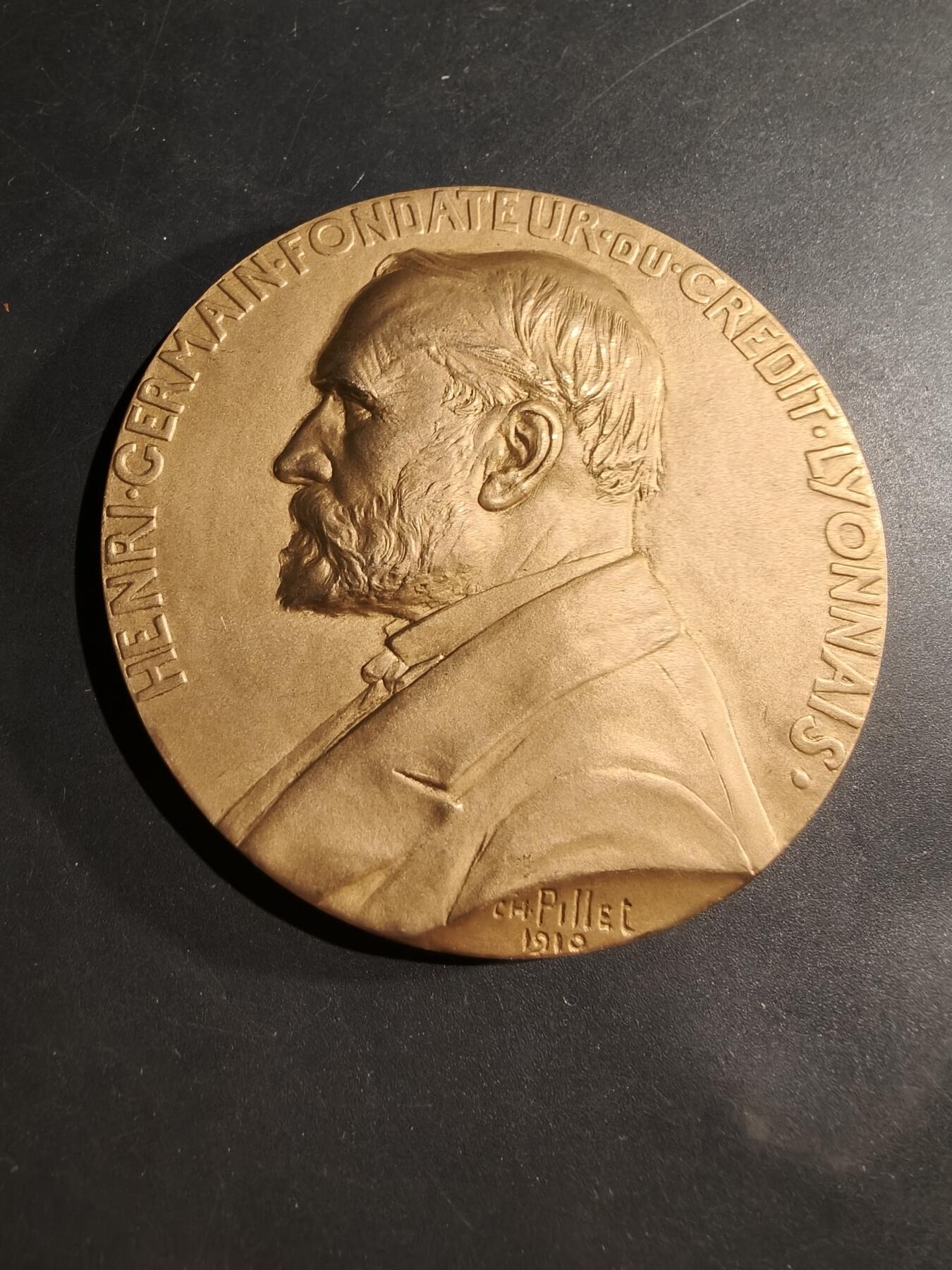 老王徽章第181期 法国里昂信贷银行镀金大铜章      原盒    大师皮列作品     直径80mm     重量245g