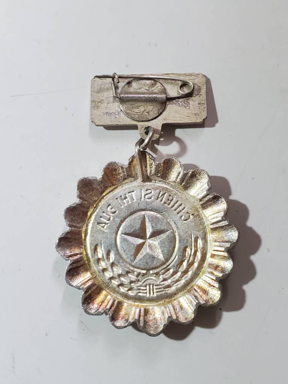 韵星假日军品类拍卖第40期 -- Rimey Holidays Militaria Auction 40 越南民主共和国（北越）越战战时优秀士兵奖章 铜镀银 非后期铝