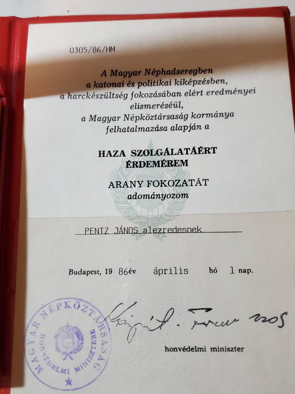 韵星假日军品类拍卖第40期 -- Rimey Holidays Militaria Auction 40 匈牙利人民共和国Pentz Janos金级为祖国服务奖章带大证书带盒一套 镀金和珐琅都完好 盒子未损