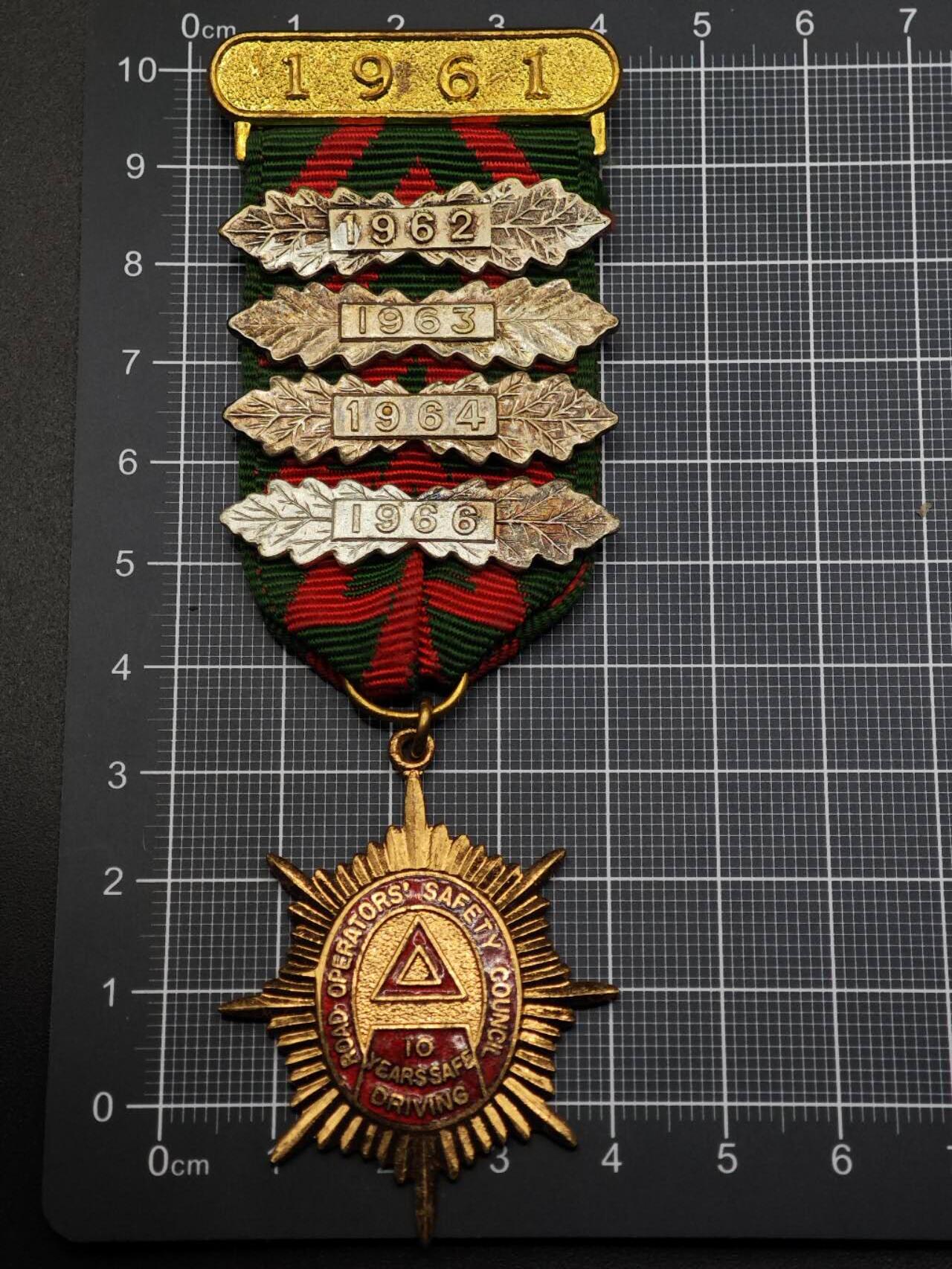  【淘币小摊】限时拍第八百六十八拍   章牌场   年前最后一周之前预留8号9号全部发出请更换最新收货地址不方便收货的请勿参拍或者顺丰到付  英国安全驾驶奖章