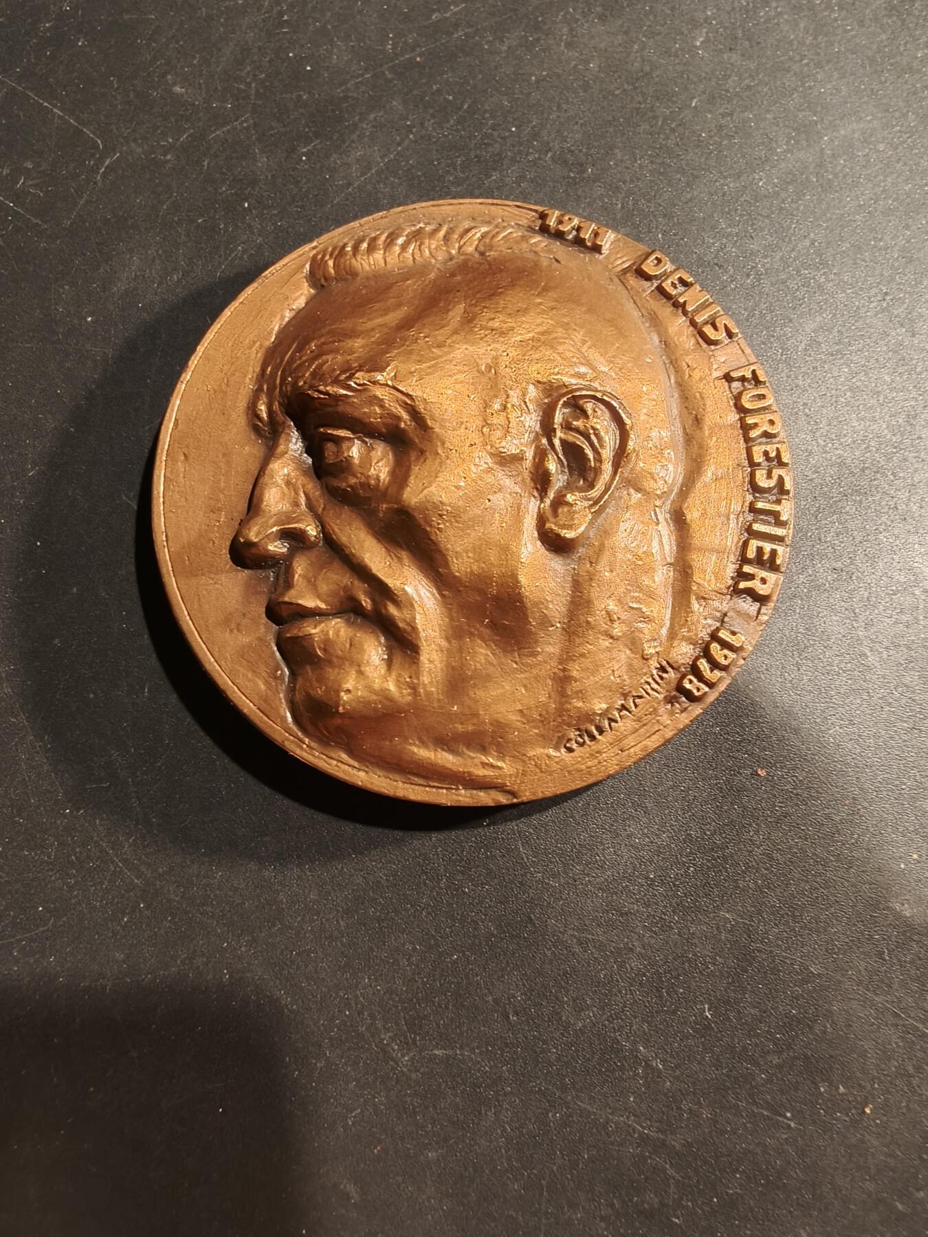 老王徽章第181期 法国教师协会秘书长大铜章    原盒    高浮雕     直径59mm    重量151.9g