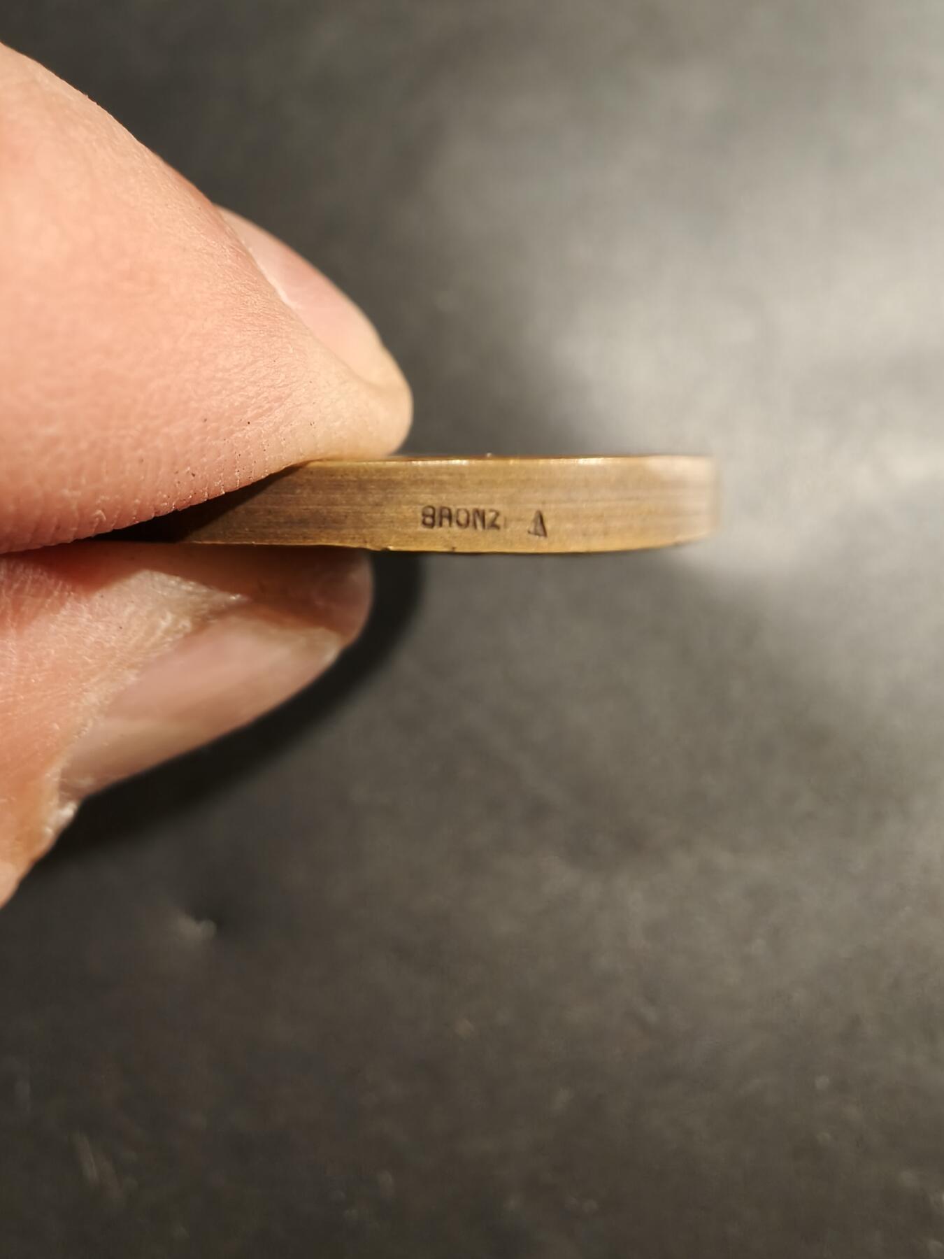 老王徽章第181期 法国《小日报》赠大铜章    大师Fraise作品     原盒，盒子卡扣卡不紧       直径50mm       重量56.5g