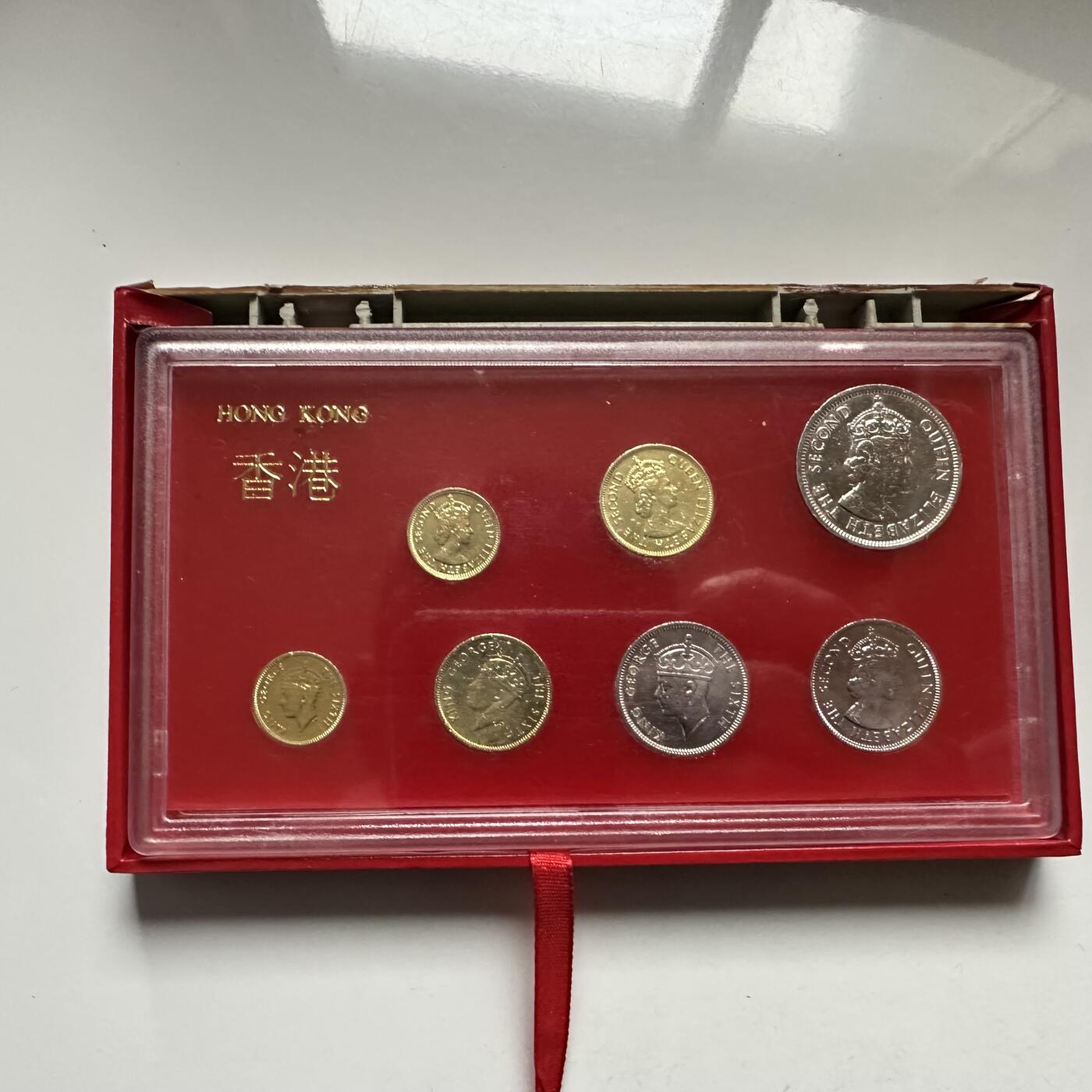 🌹外币初藏🌹🐯2026年第18场 快递将在12号停运 年前需发货的抓紧 ，年后正月十五恢复发货 香港老版套币收藏礼盒 盒子铰链坏了