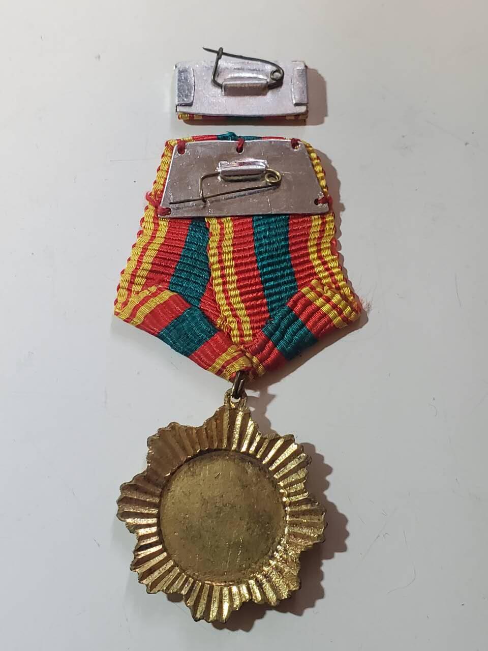 韵星假日军品类拍卖第40期 -- Rimey Holidays Militaria Auction 40  柬埔寨人民共和国友谊勋章 铜制作 1979-1989颁发 获得者多为越南和东欧集团 为波尔布特政权垮台后的国家