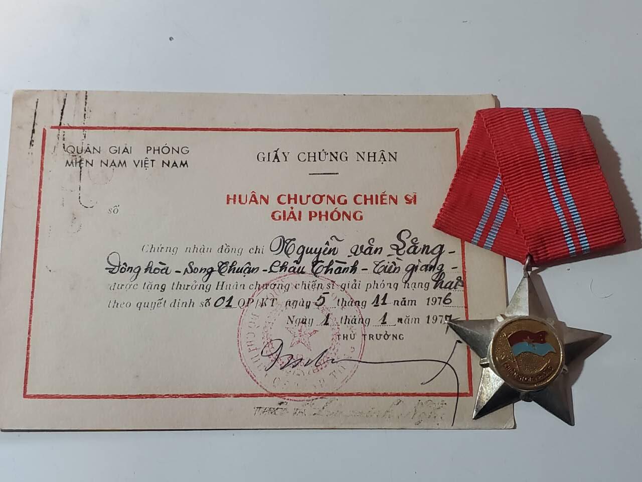 韵星假日军品类拍卖第40期 -- Rimey Holidays Militaria Auction 40 越南南方共和国（越共）越战战时二级解放战时勋章带证一套 早期白铜镀银版本 非后期铝制作 很厚重