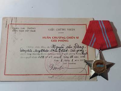 韵星假日军品类拍卖第40期 -- Rimey Holidays Militaria Auction 40 - 越南南方共和国（越共）越战战时二级解放战时勋章带证一套 早期白铜镀银版本 非后期铝制作 很厚重