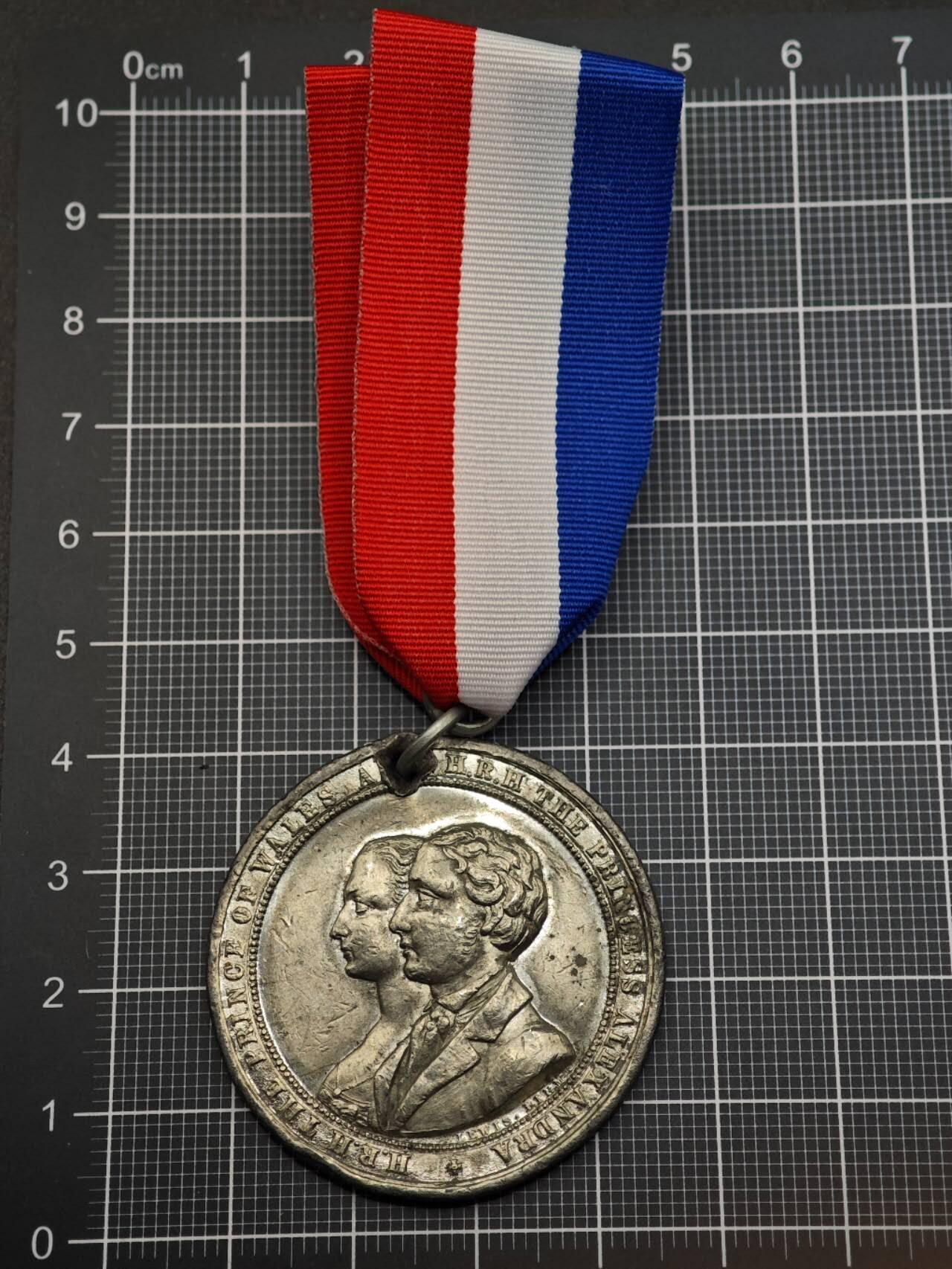  【淘币小摊】限时拍第八百六十八拍   章牌场   年前最后一周之前预留8号9号全部发出请更换最新收货地址不方便收货的请勿参拍或者顺丰到付  英国威尔士王子大婚纪念章