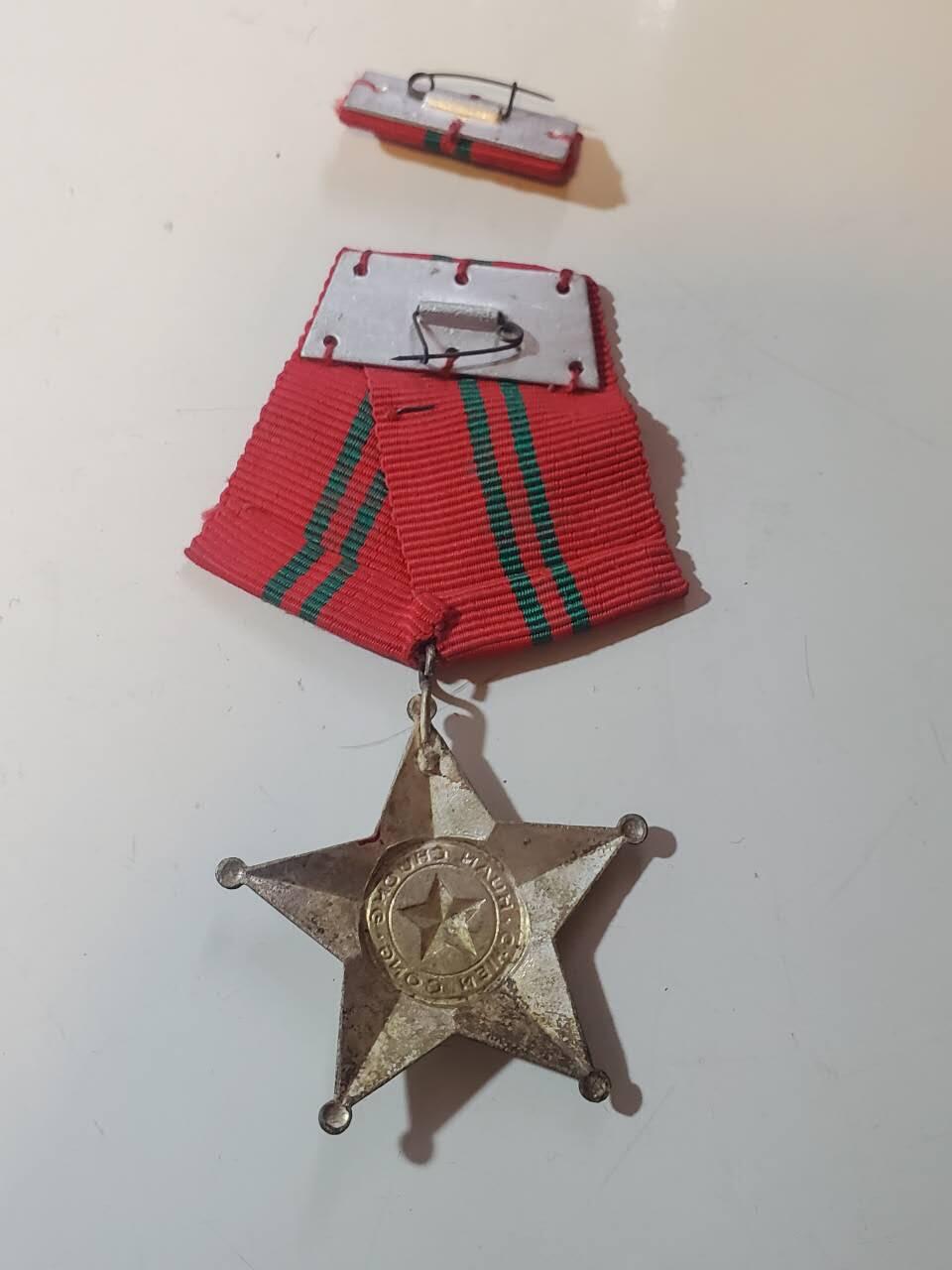 韵星假日军品类拍卖第40期 -- Rimey Holidays Militaria Auction 40 越南民主共和国（北越）三级战功勋章带略一套 早期白铜版本 非后期铝制作 需前线杀敌获得 