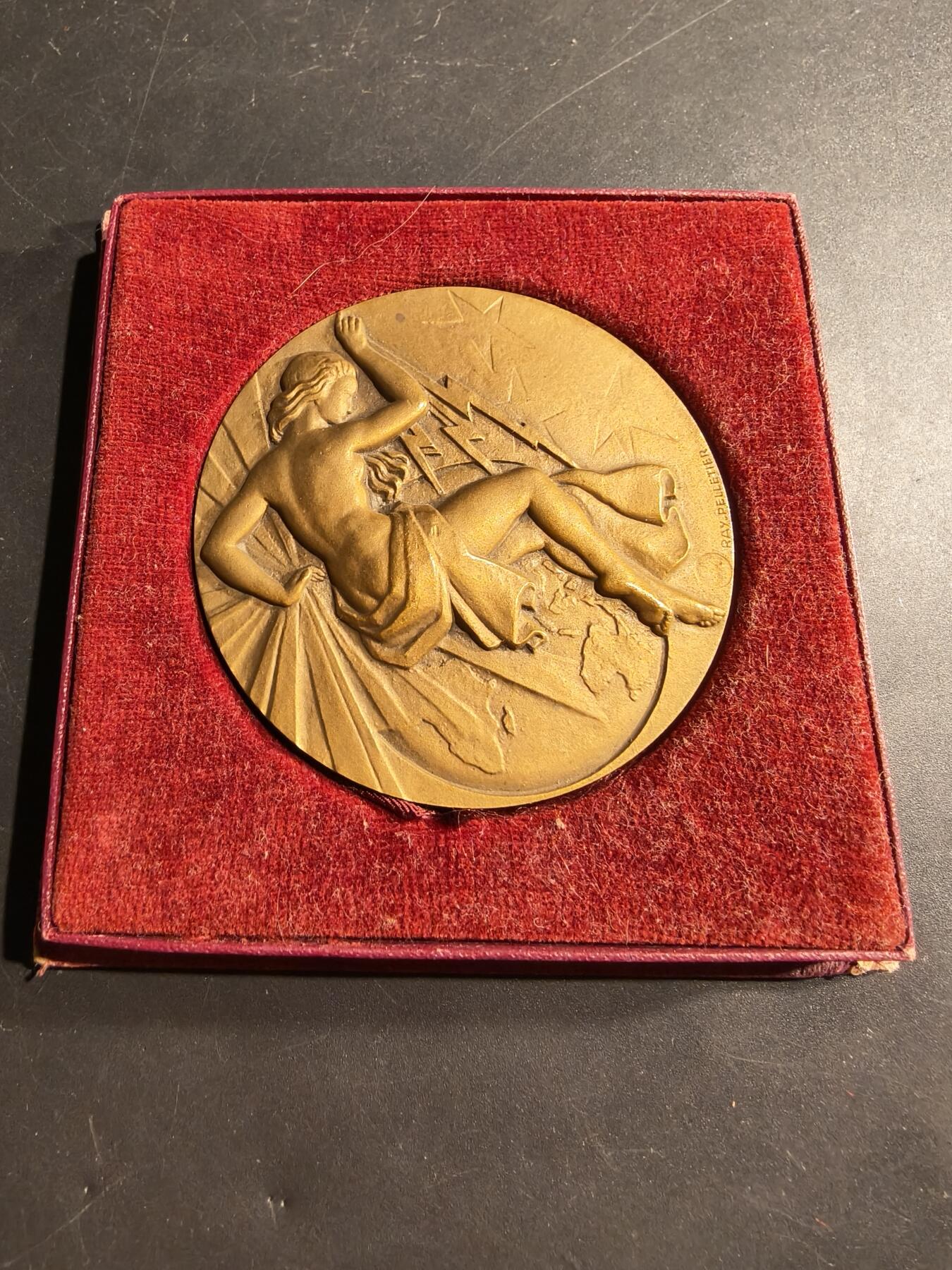 老王徽章第181期 1955年法国通用电气建设联盟大铜章     原盒     直径66mm    重量164.6g