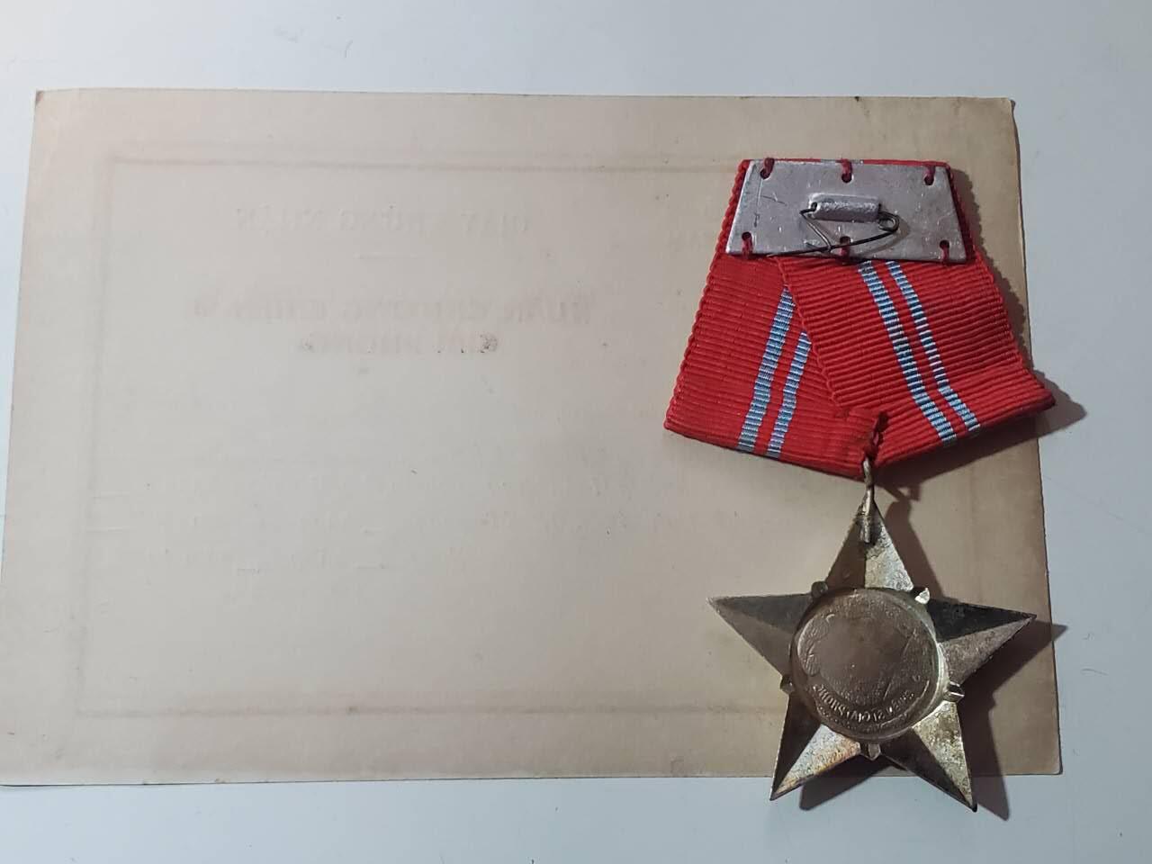 韵星假日军品类拍卖第40期 -- Rimey Holidays Militaria Auction 40 越南南方共和国（越共）越战战时二级解放战时勋章带证一套 早期白铜镀银版本 非后期铝制作 很厚重