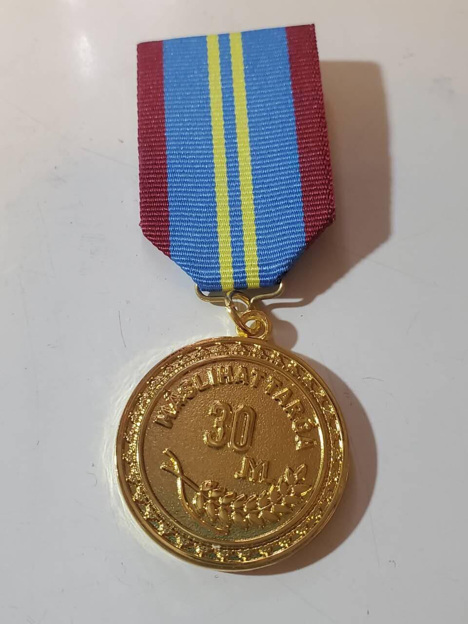 韵星假日军品类拍卖第40期 -- Rimey Holidays Militaria Auction 40 哈萨克斯坦共和国议会服务三十年奖章 铜镀金 极品品相 非常少见的奖章和国家 非常厚重制作精良