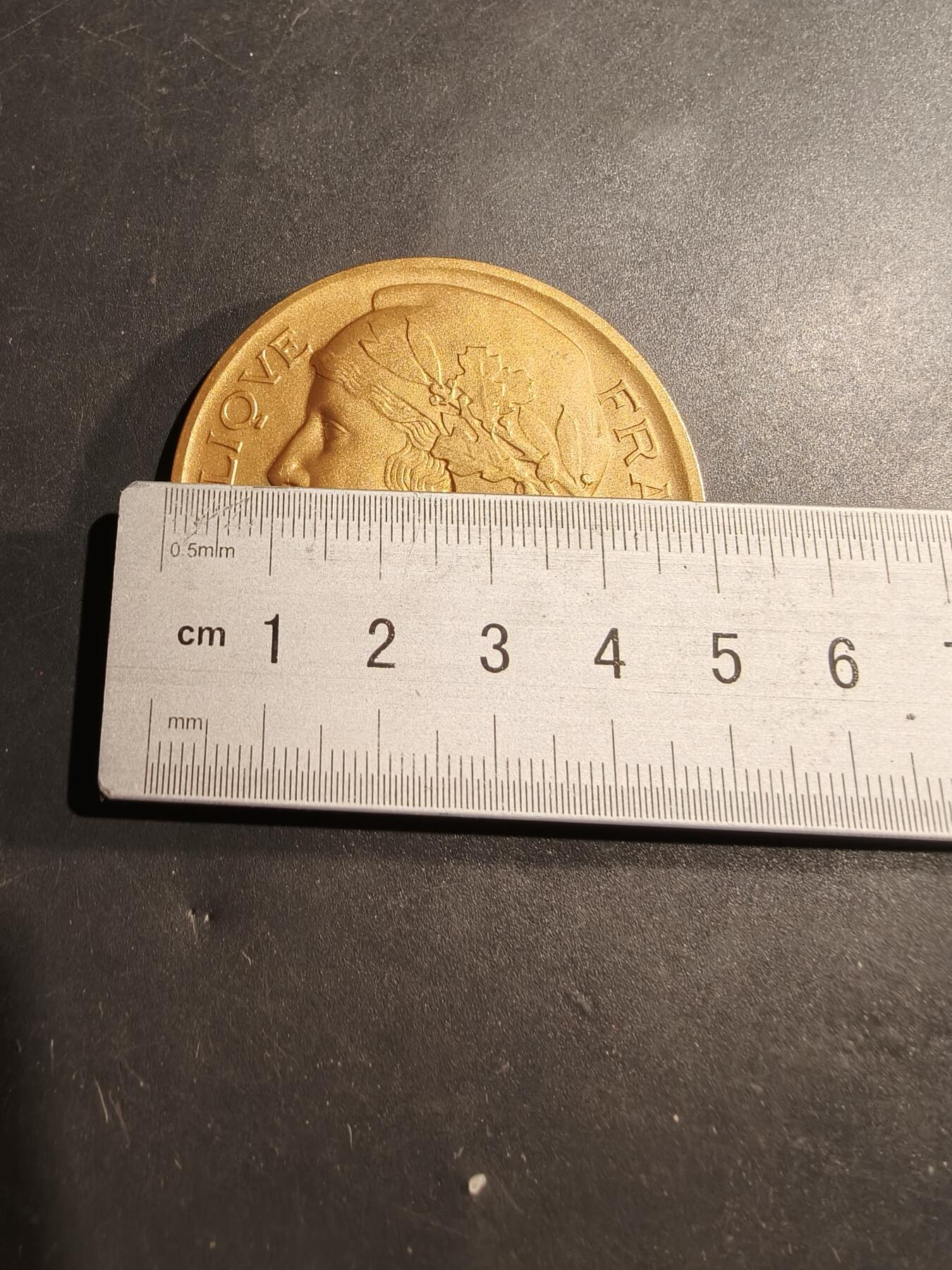 老王徽章第181期 法国体育教育委员会镀金大铜章     原盒     大师莫隆版     直径50mm    重量63.9g