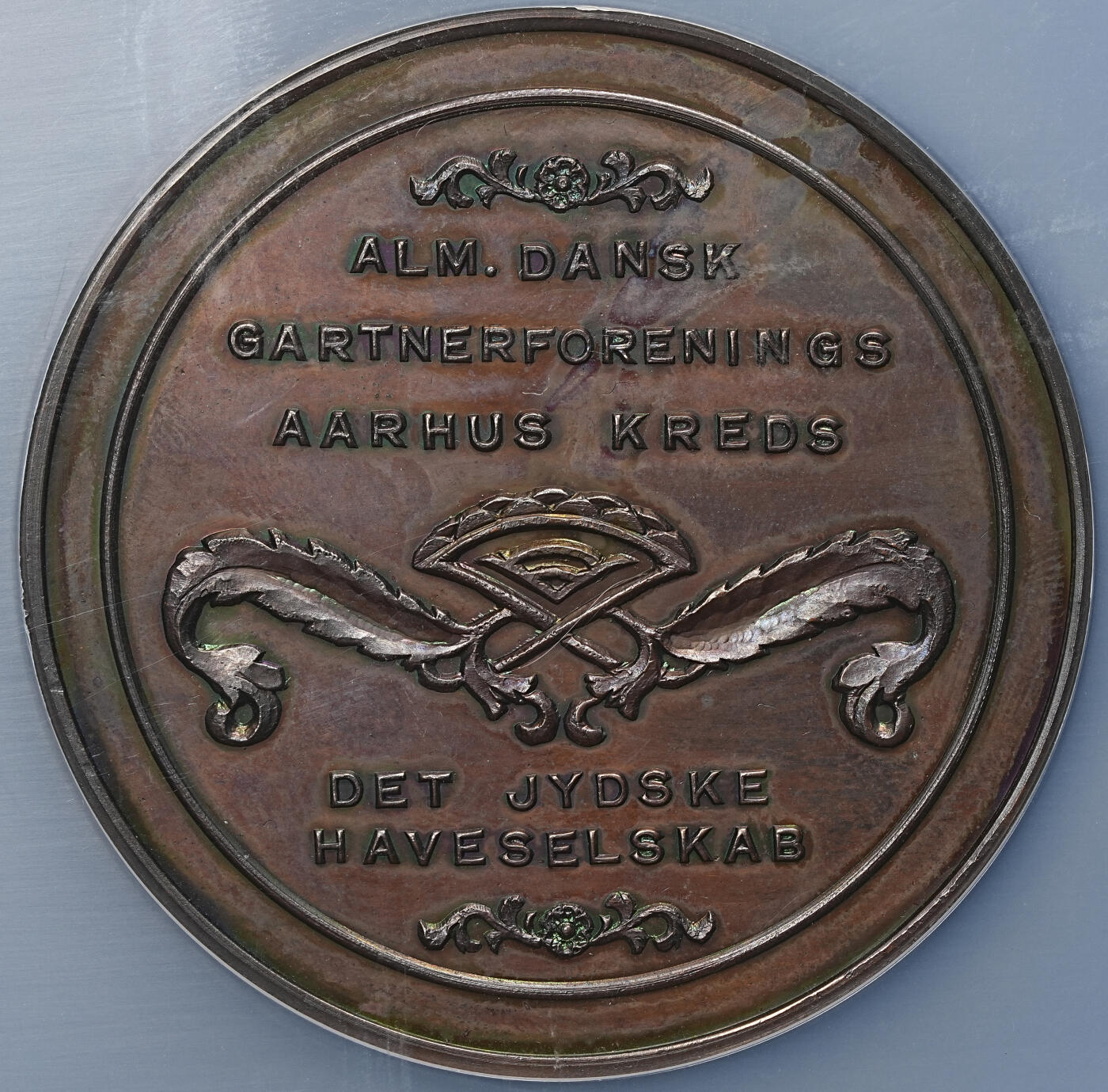 修遠堂世界钱币第104期 NGC MS62BN 1933年丹麦日德兰园艺博览会纪念章，疑为银章，在深色绒布盒子里放久了，包浆太深被NGC定为铜，重60多克